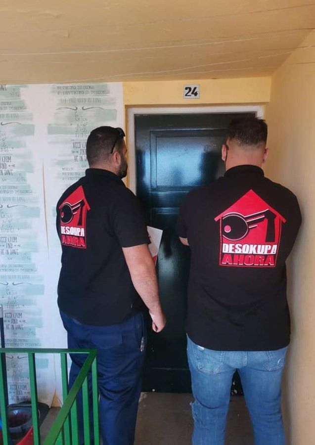 Dos hombres están parados uno al lado del otro frente a una puerta.