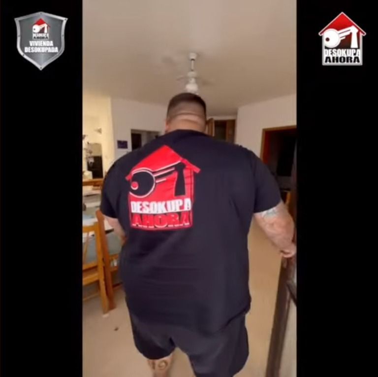 Un hombre que lleva una camiseta que dice 