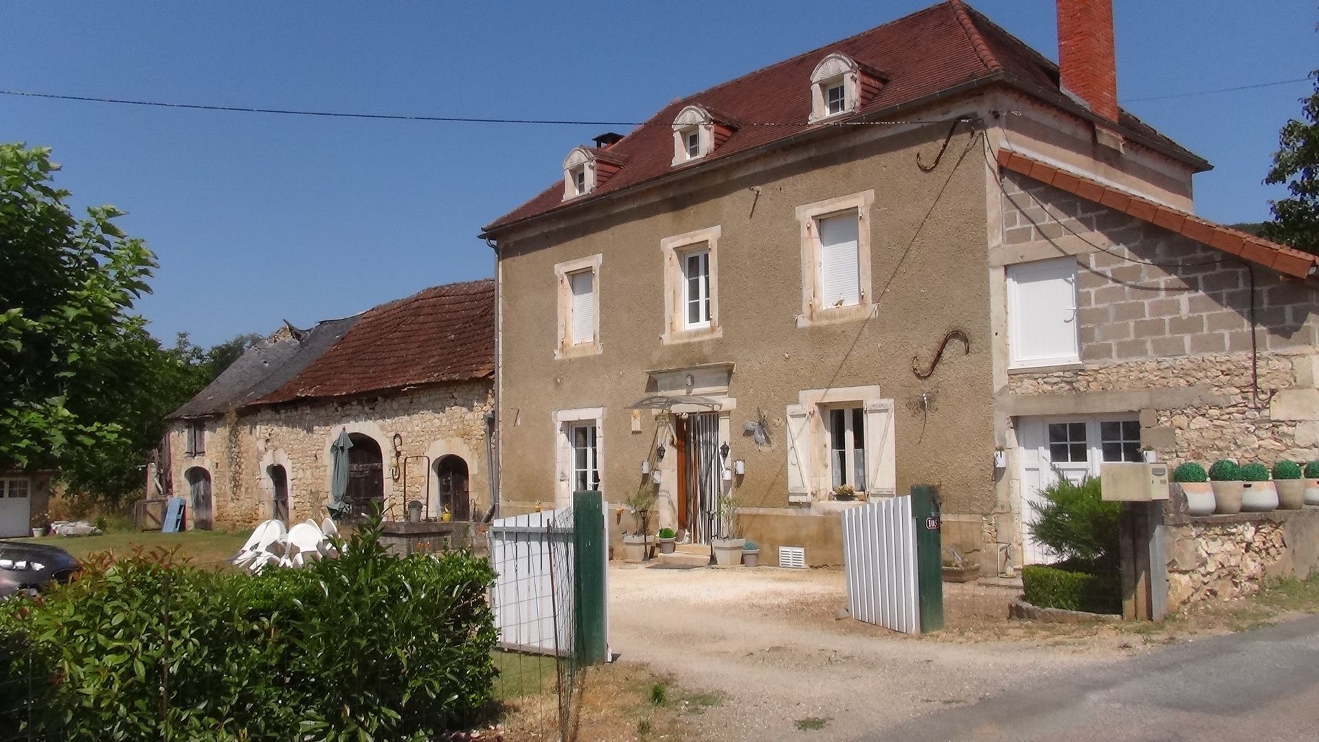 Maison avec extension délabrée