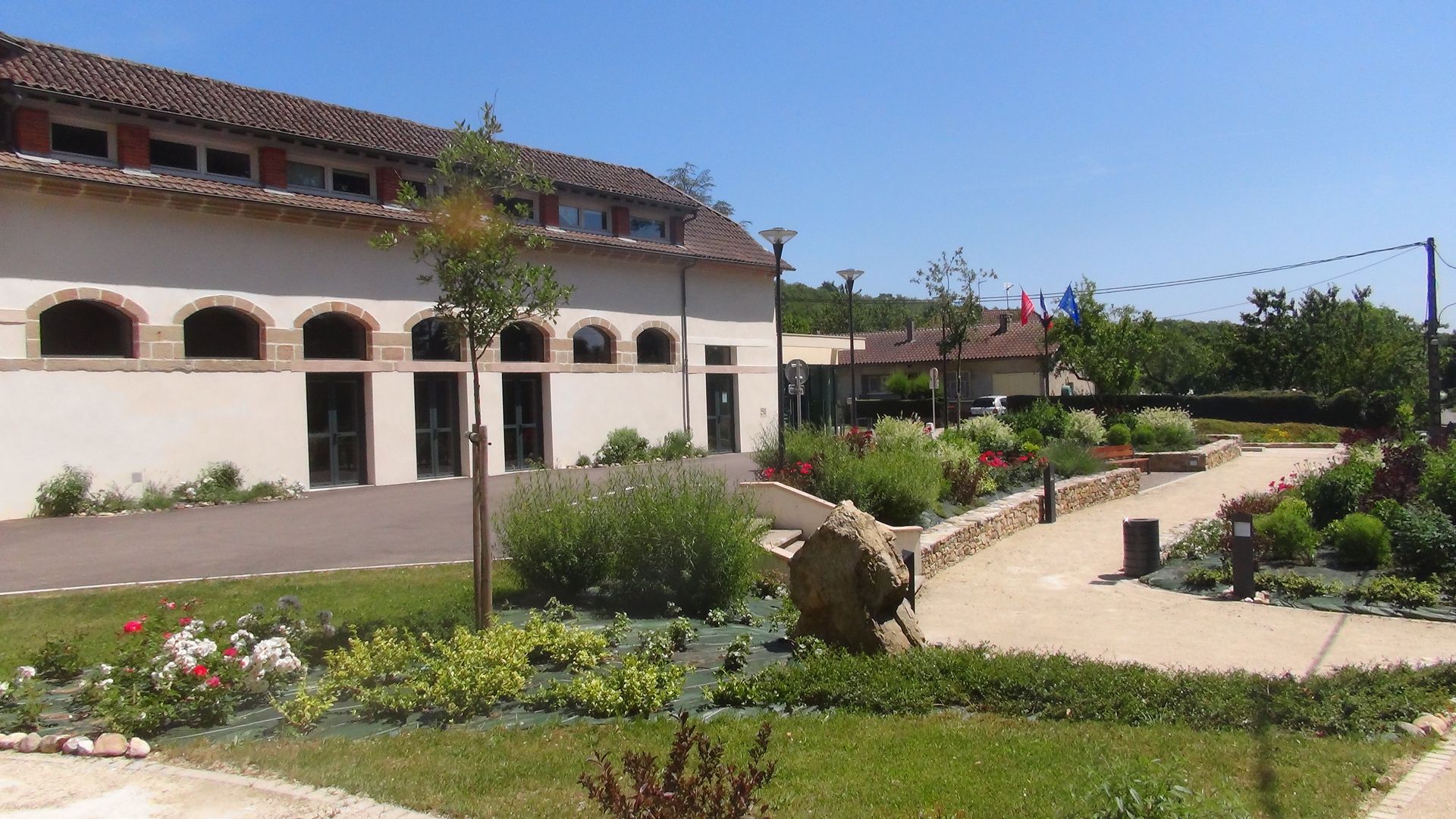 Esplanade et jardins mairie Aynac