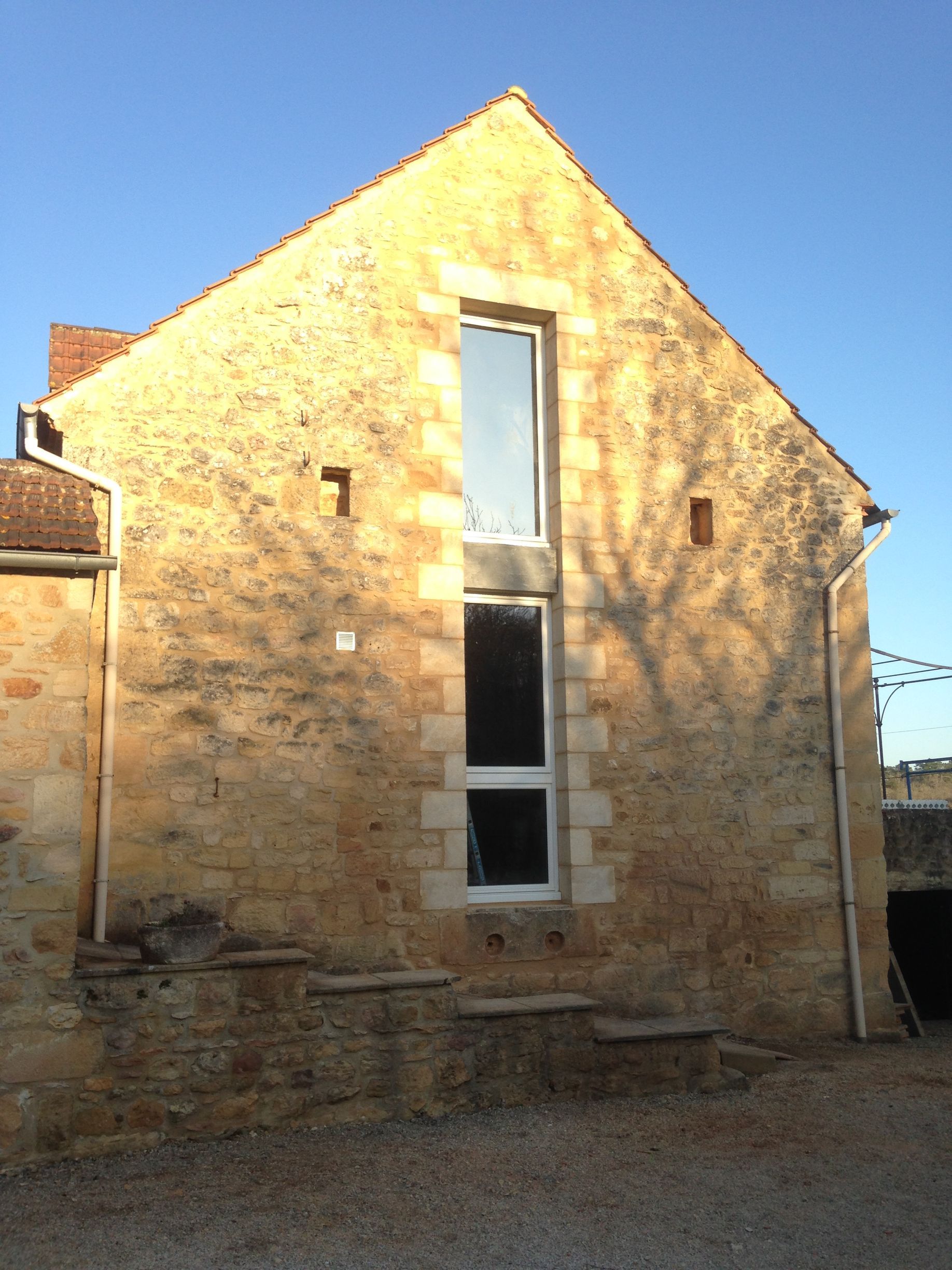 Façade maison individuelle - châssis blancs