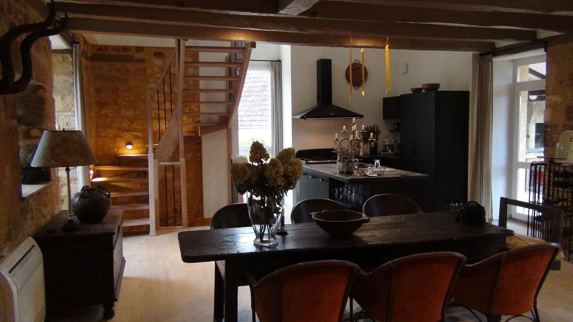 Intérieur maison individuelle - table à manger