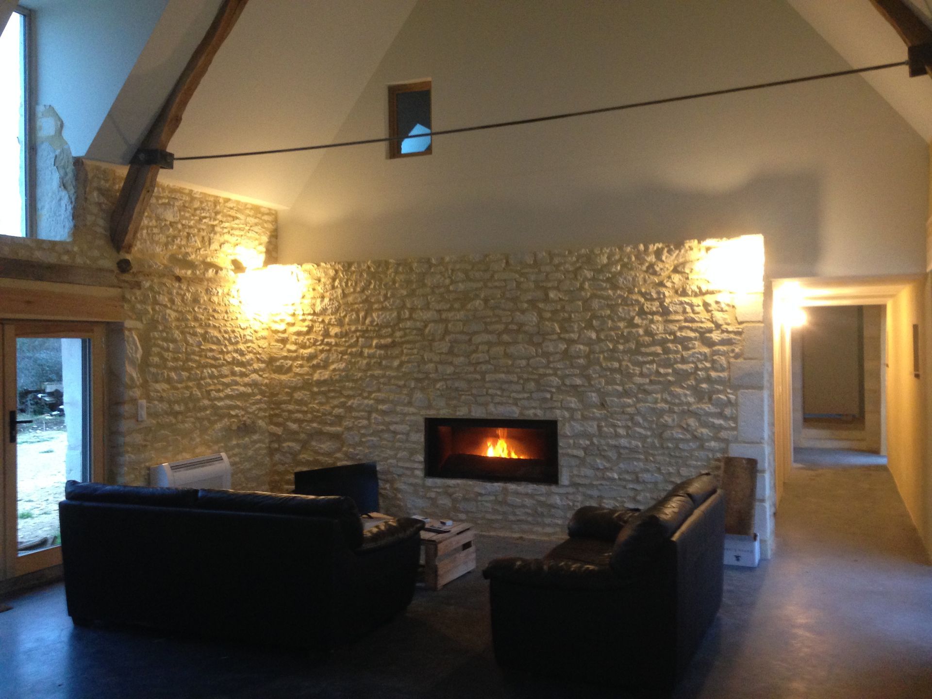 Cheminée intégrée dans un mur