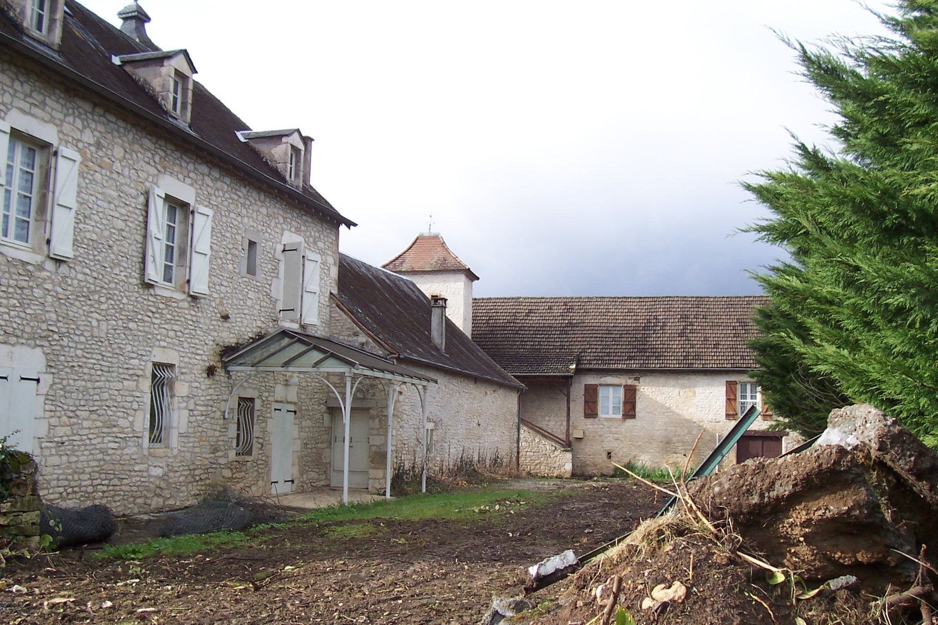 Maison en pierre avec marquise