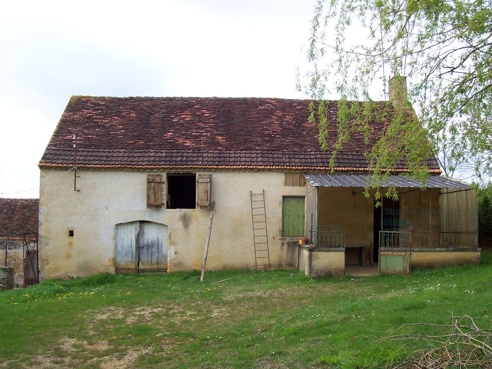 Maison avec véranda délabrée