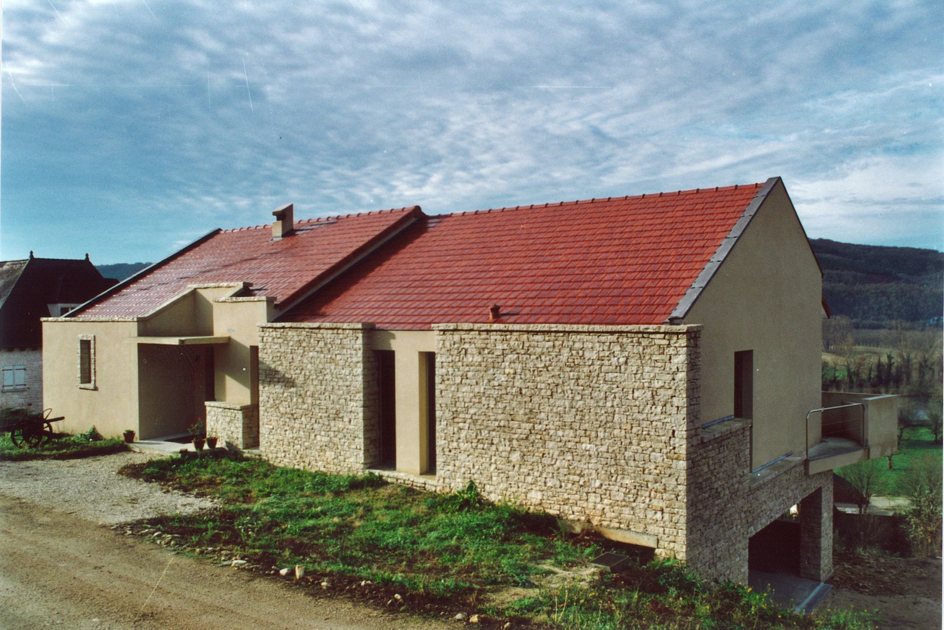 Maison à étage vue de la rue