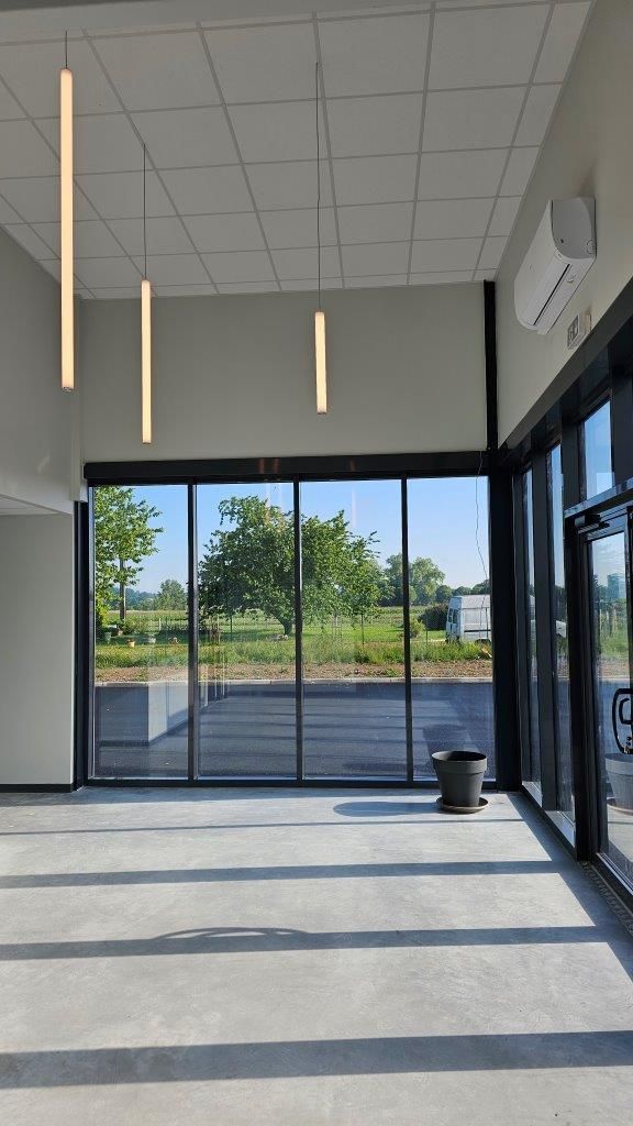 Intérieur bâtiment - porte vitrée