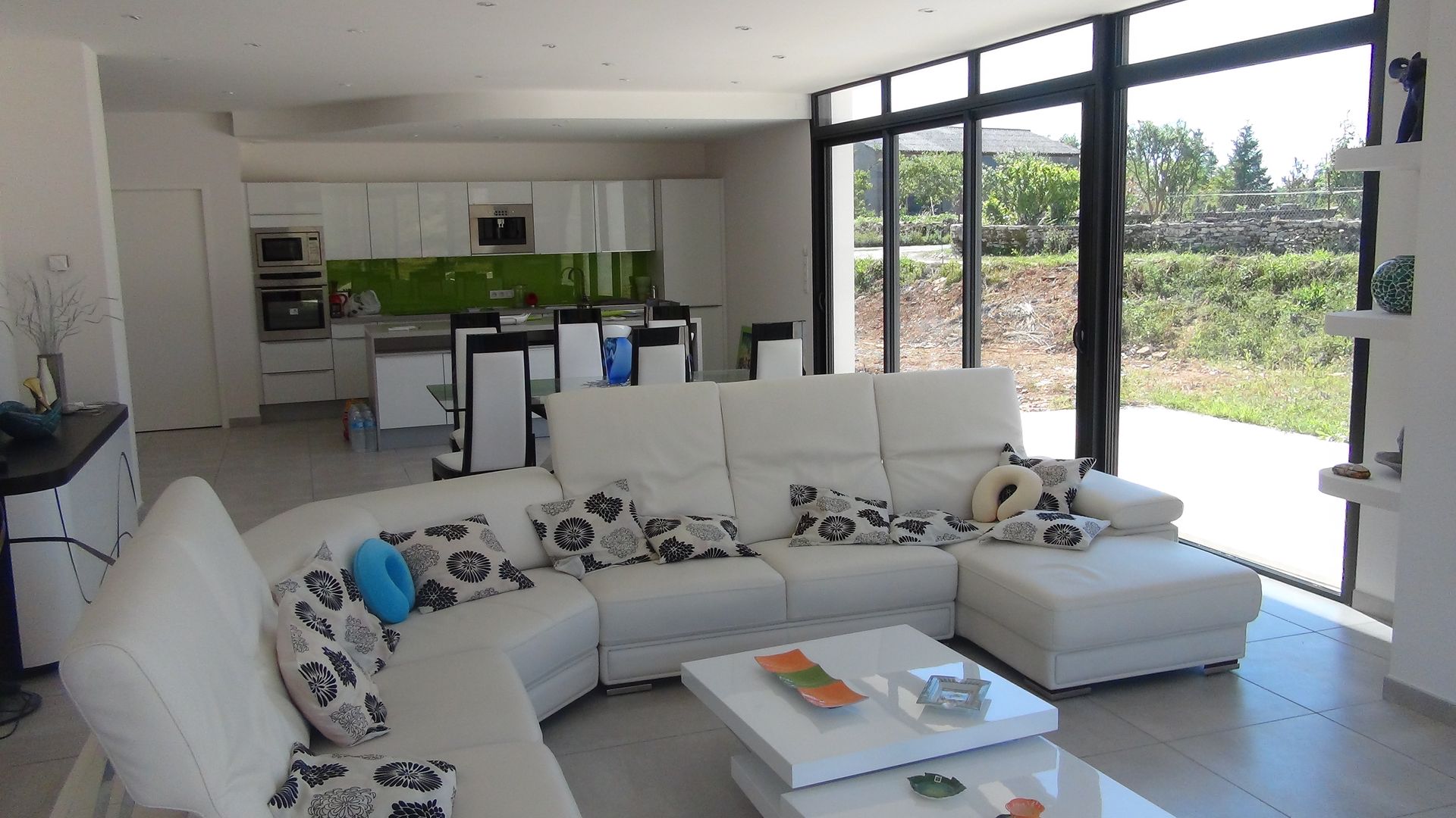 Intérieur maison - canapé blanc