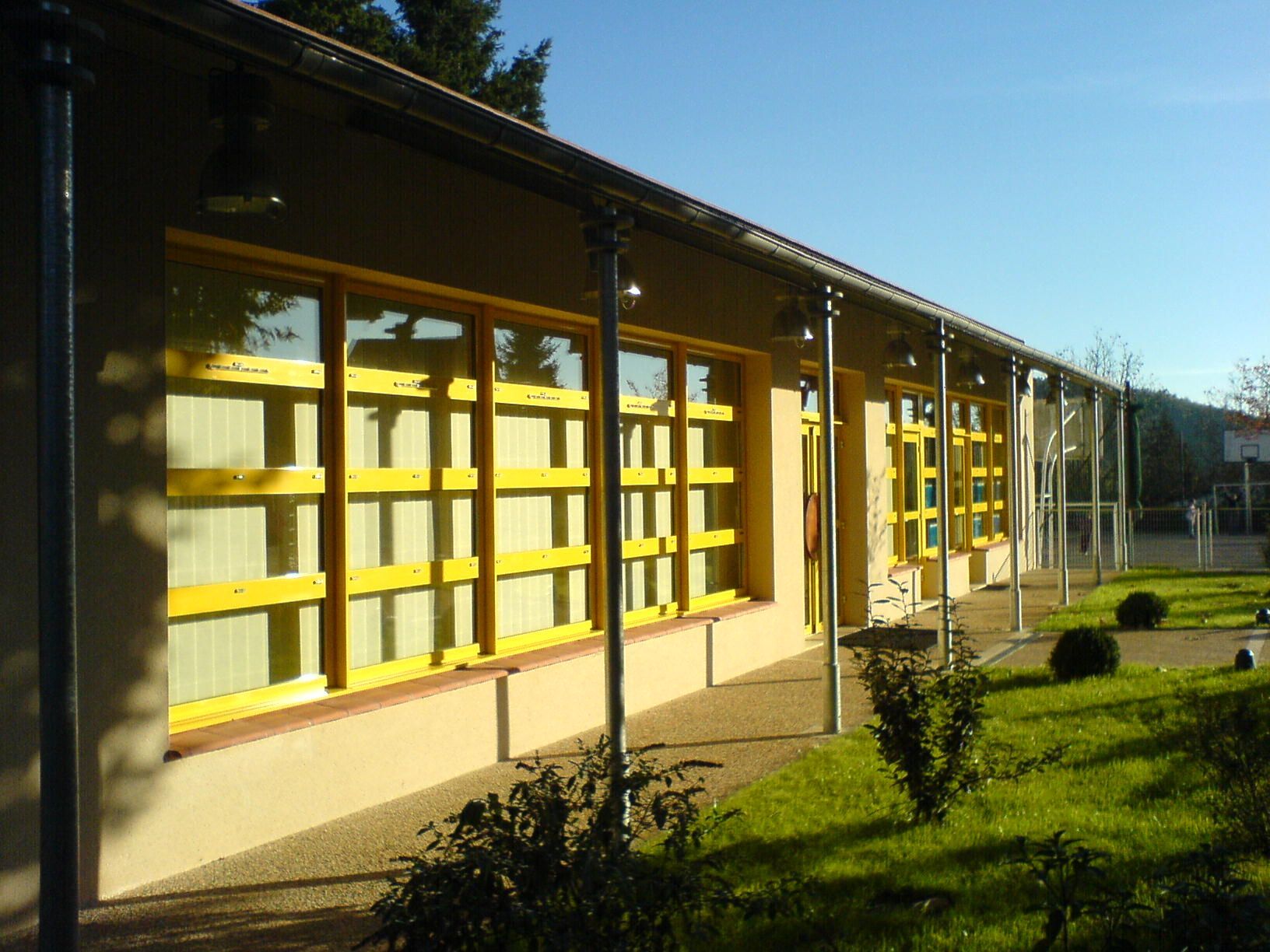 Couloir extérieur d'école sur le côté