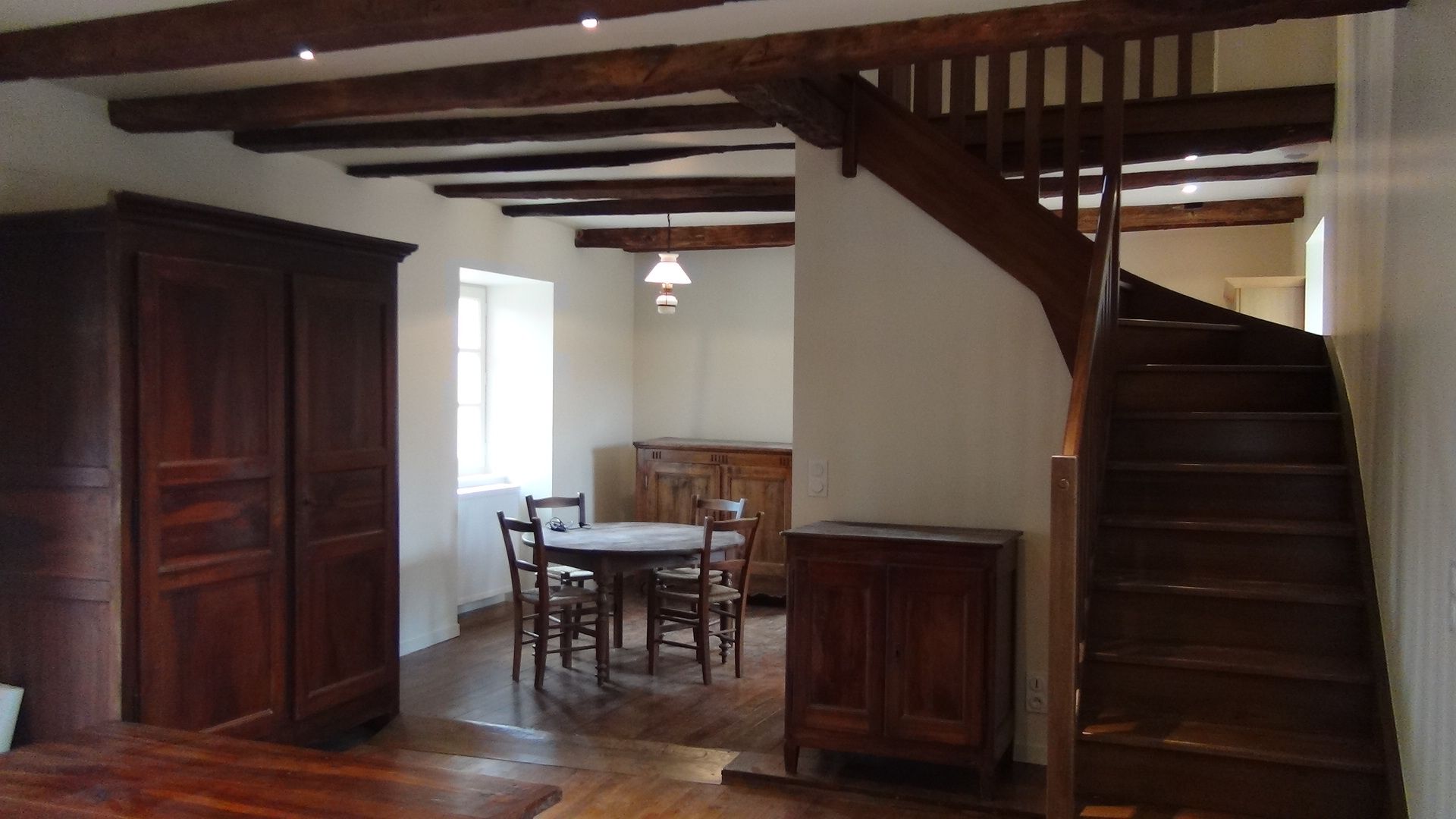 Salon avec charpente en bois