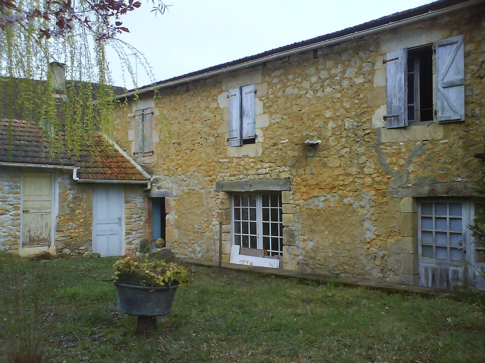 Façade jaunie de maison