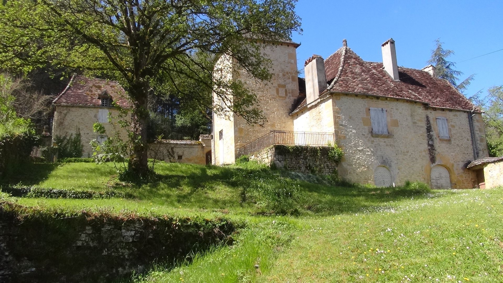 Tour en pierre et garde-corps en fer