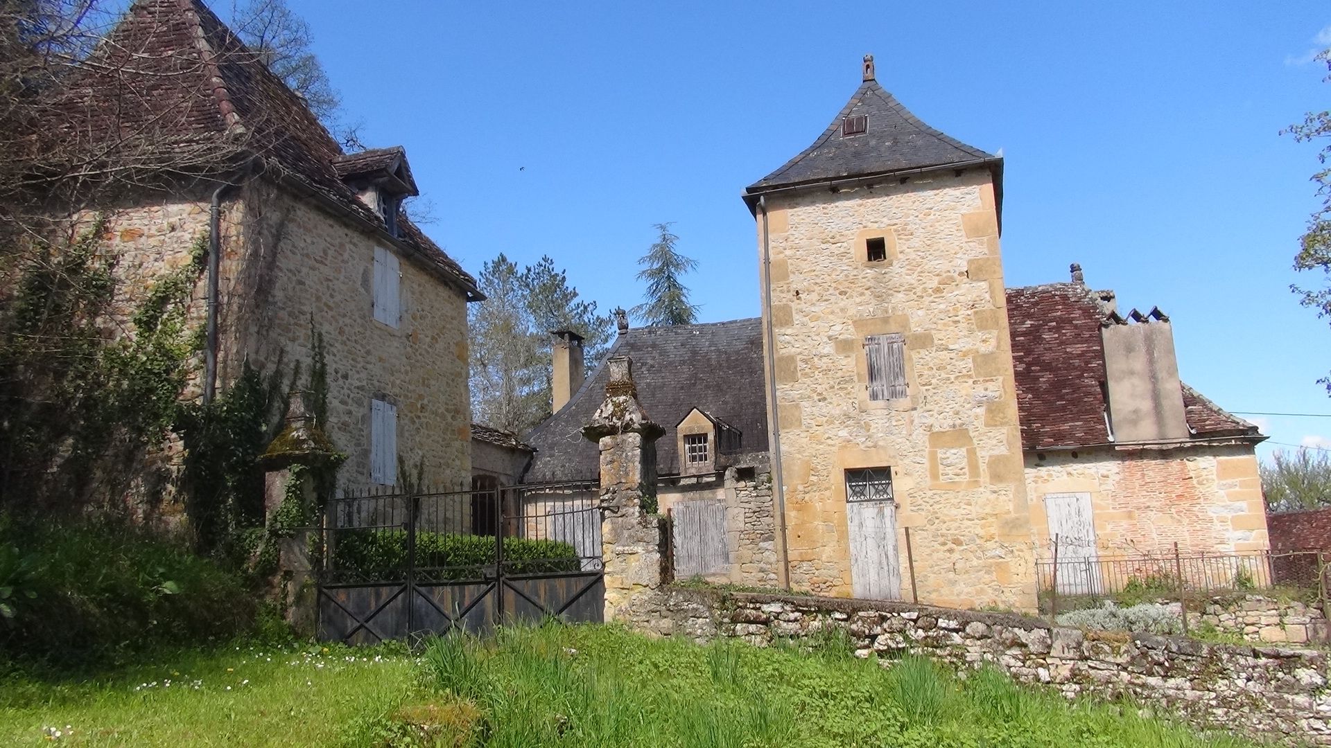 Tour en pierre et portail en fer