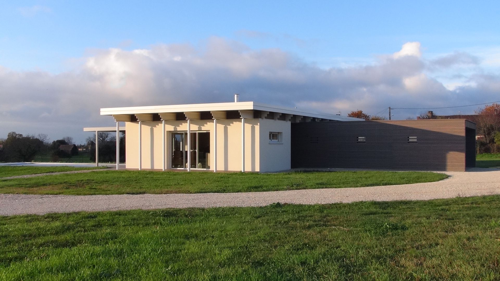 Maison rénovée avec avancée sur portant