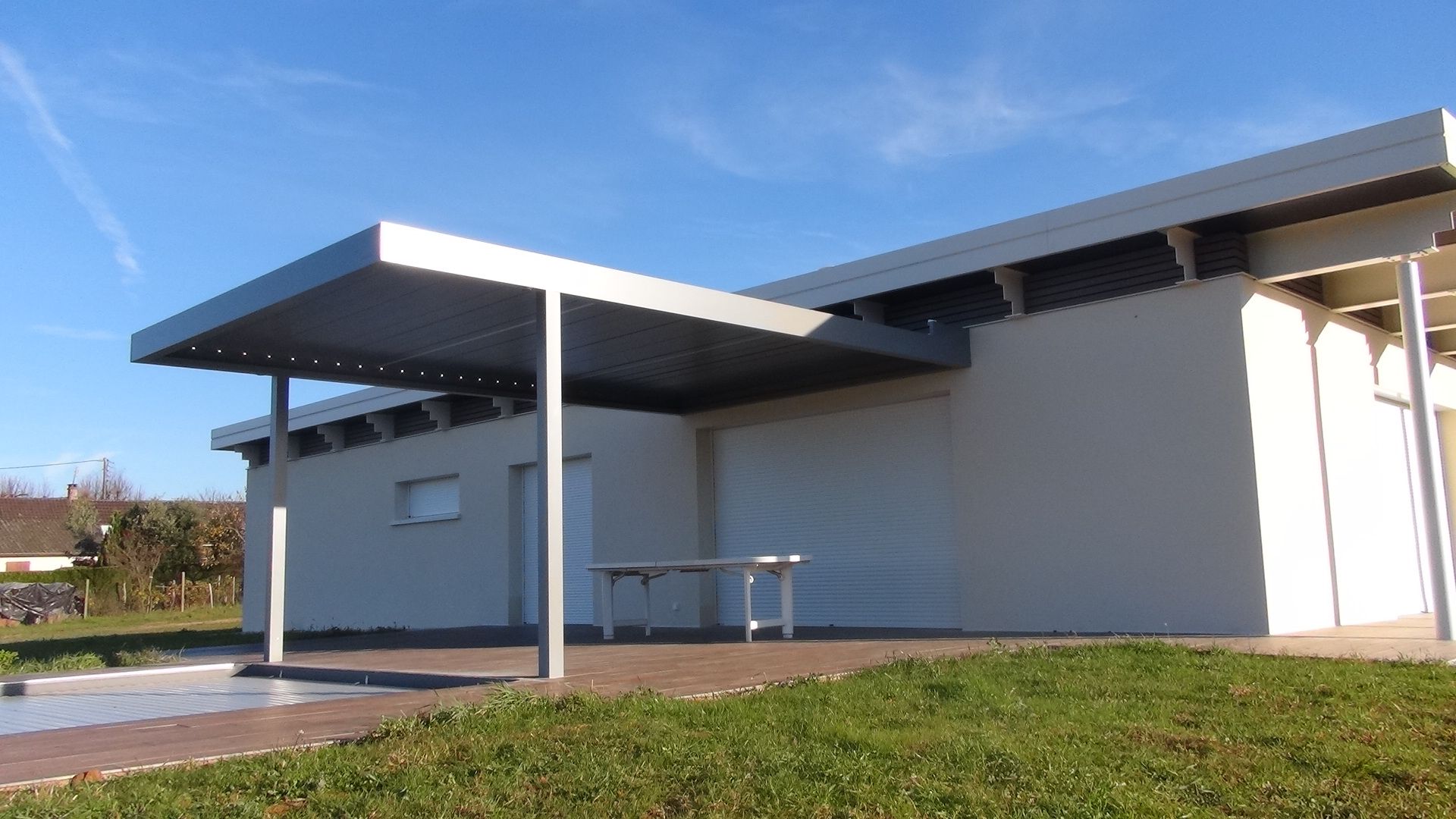 Carport devant fenêtre et piscine