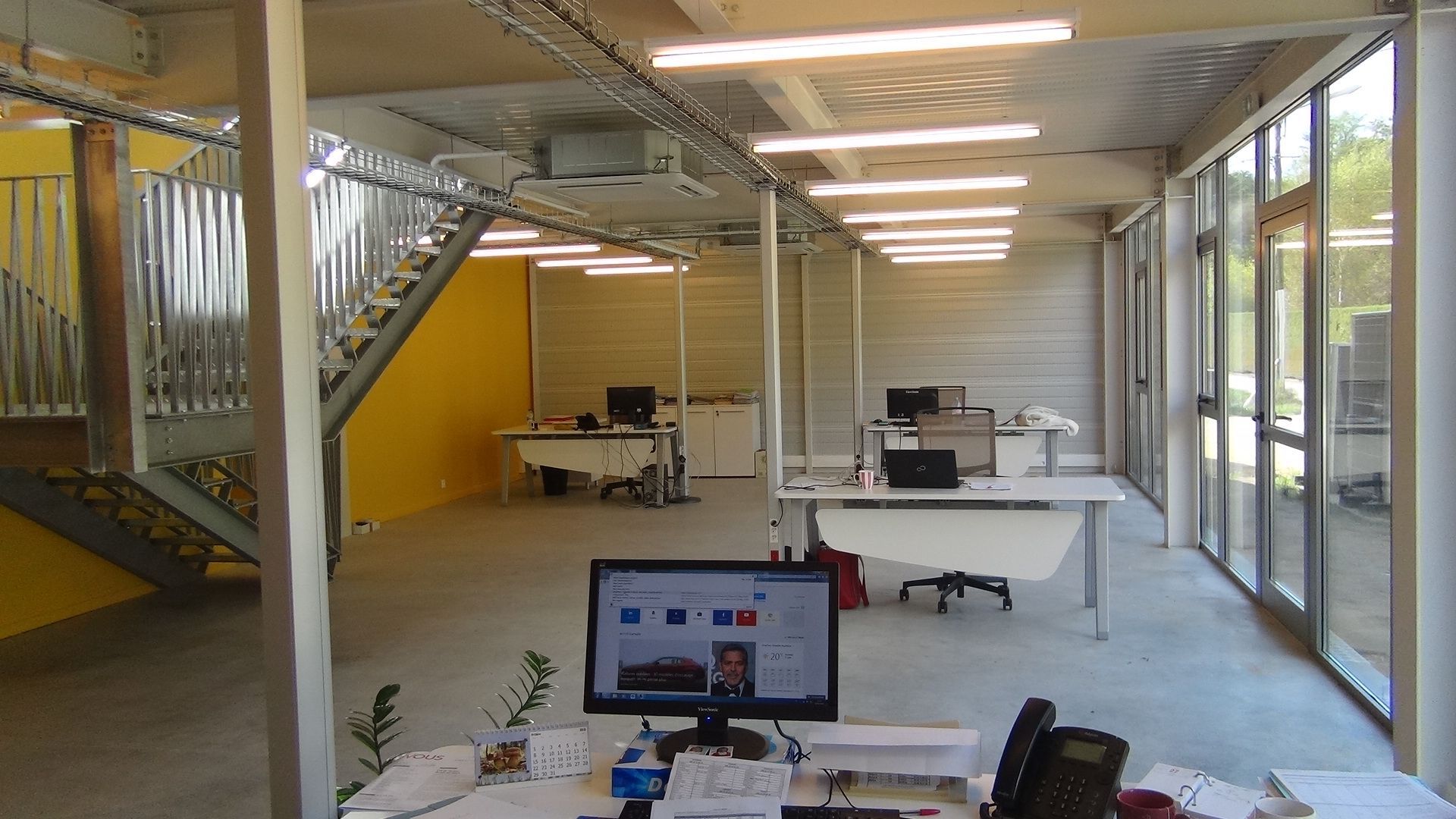 Étage avec bureau et ordinateur