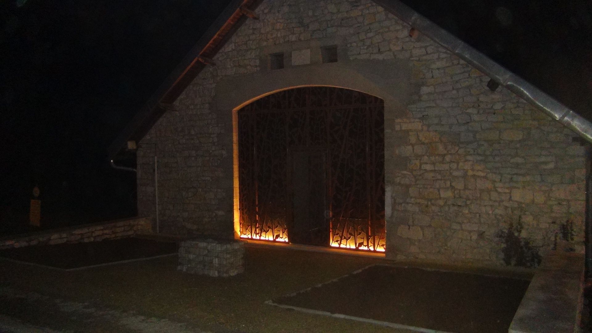 Porte d'entrée en fer et design de nuit