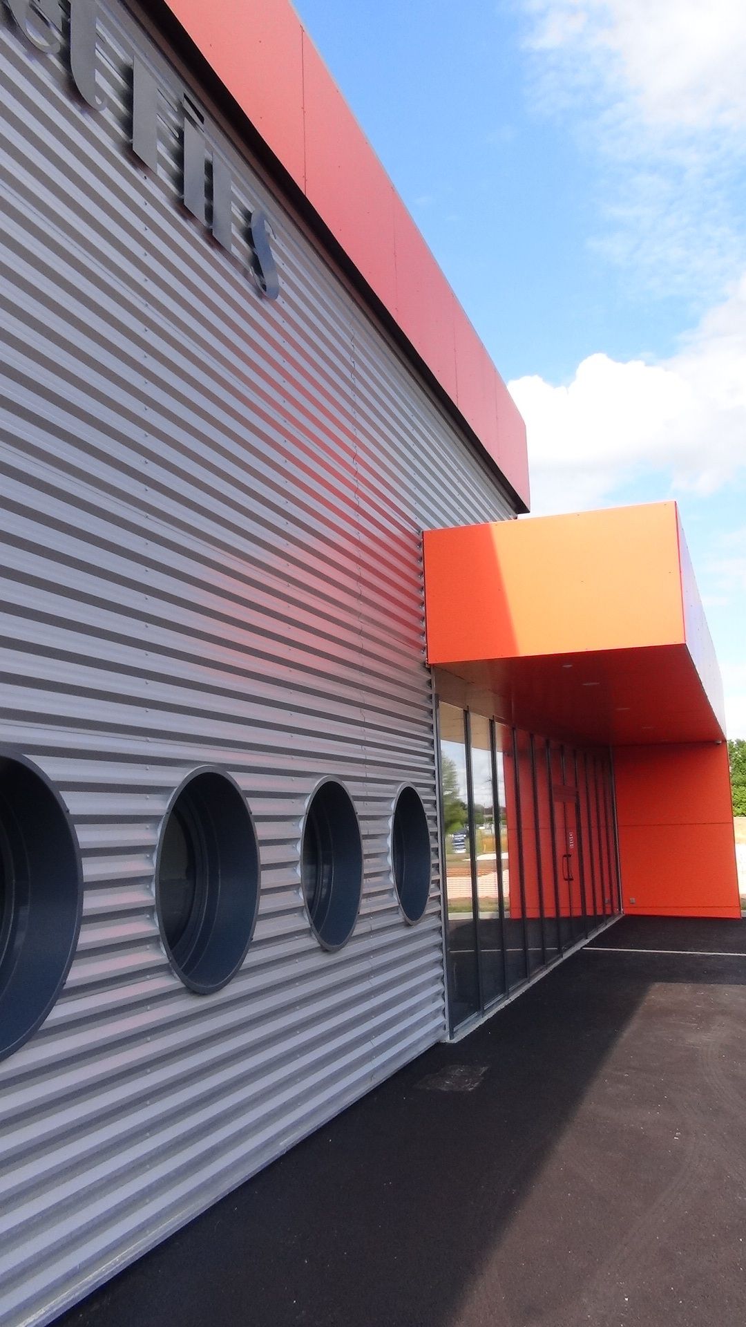 Façade en acier avec des fenêtres rondes 