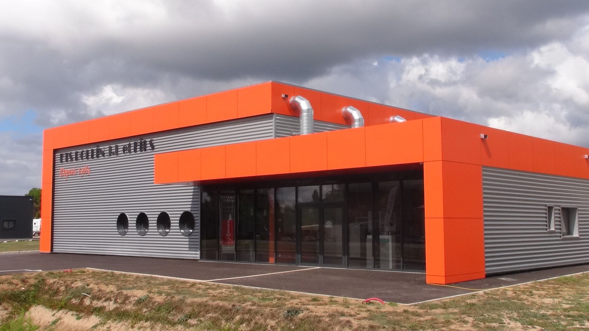 Façade de côté en acier et avec du orange