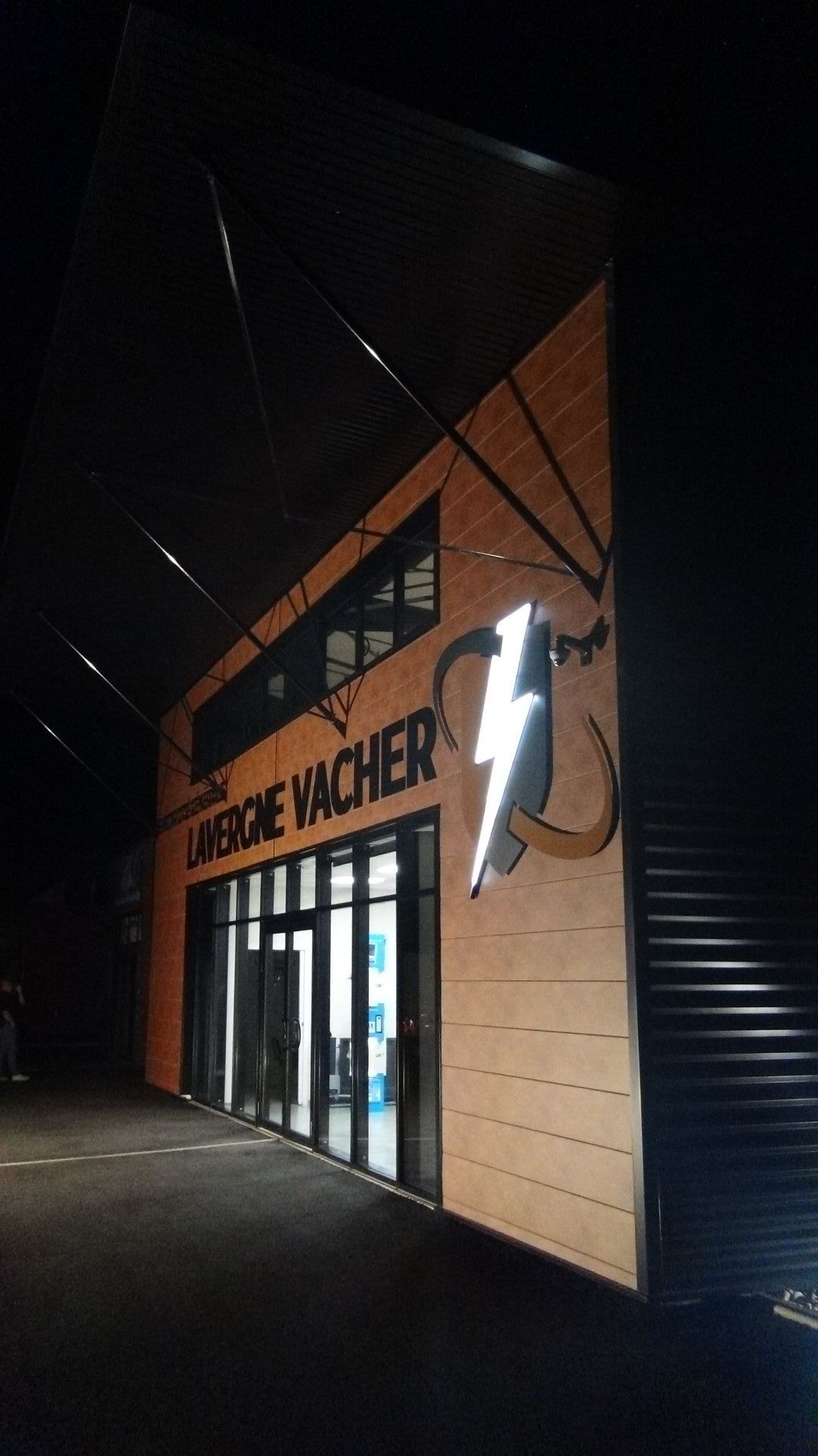 Façade de nuit entreprise Lavergne Vacher
