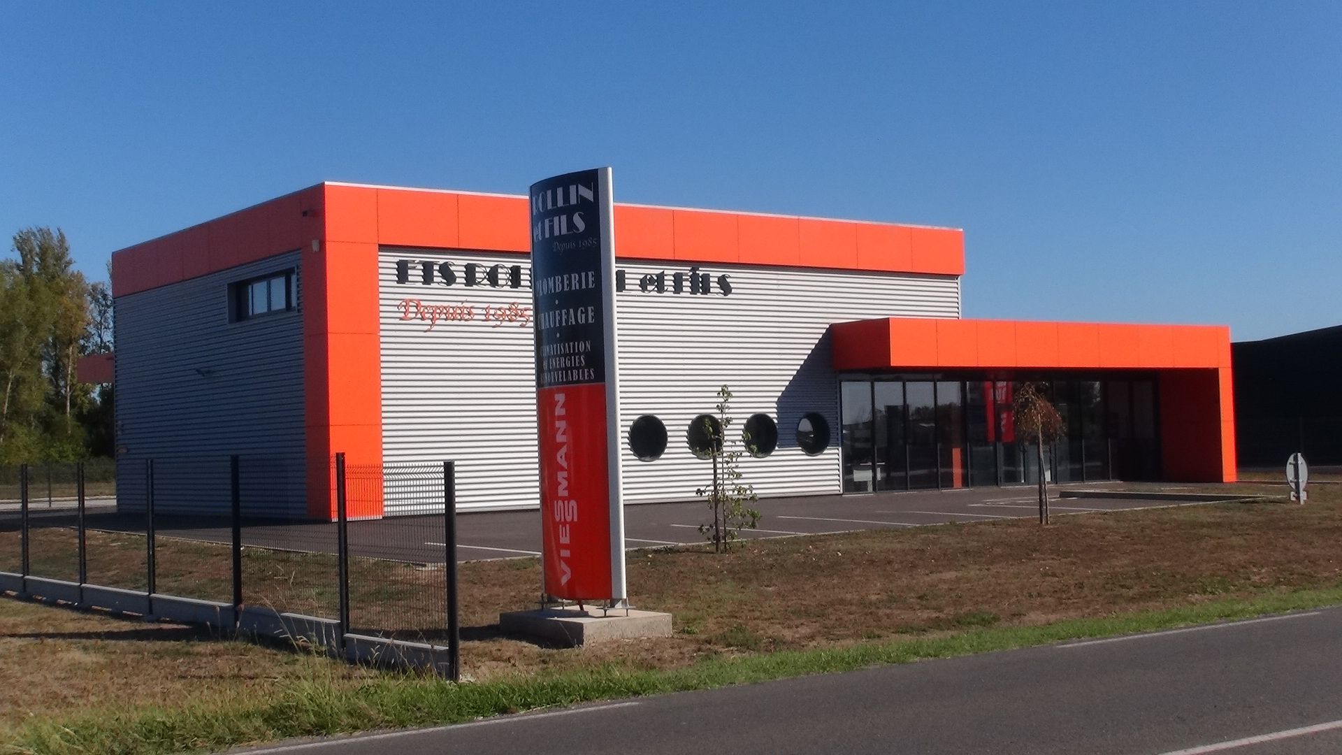 Façade en acier et avec du orange