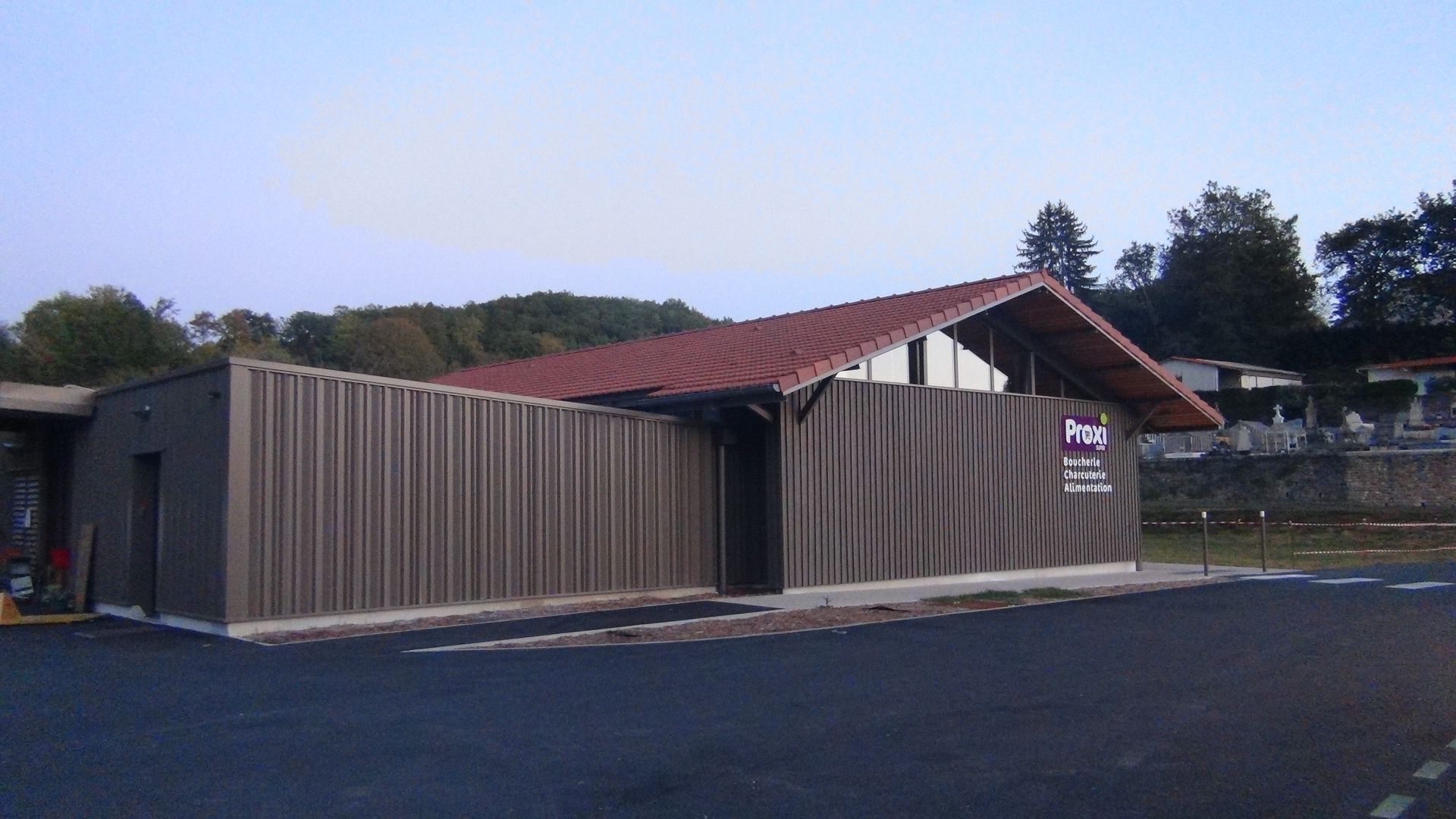 Façade de côté enseigne Proxi