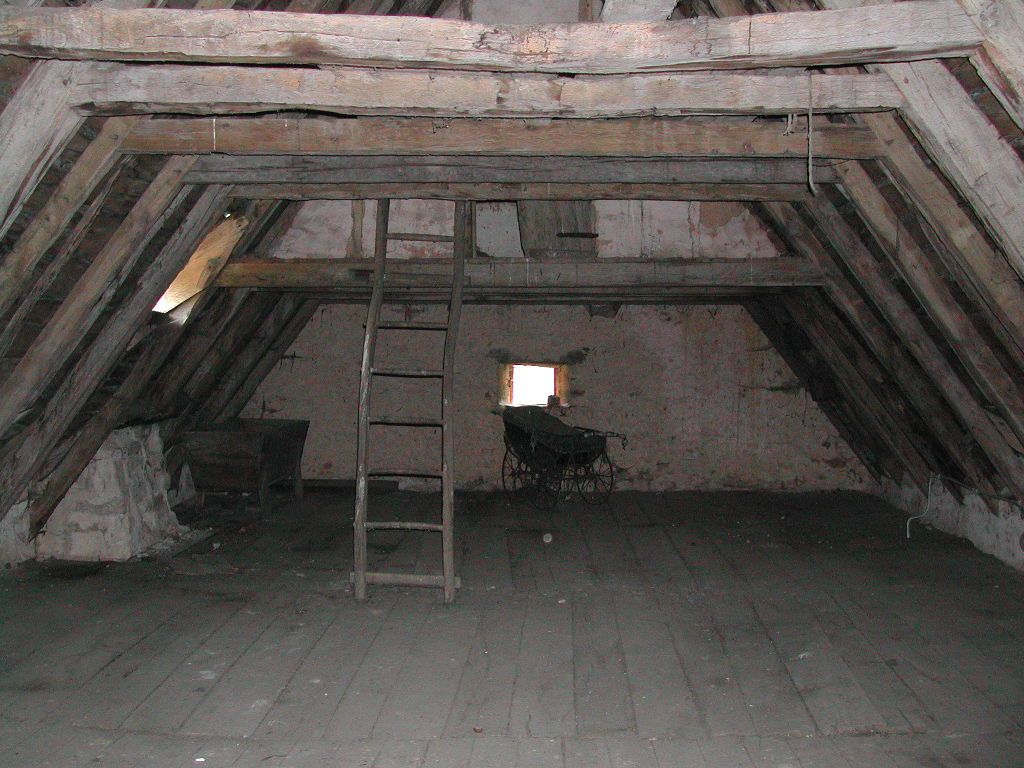 Espace sous-toit délabrée