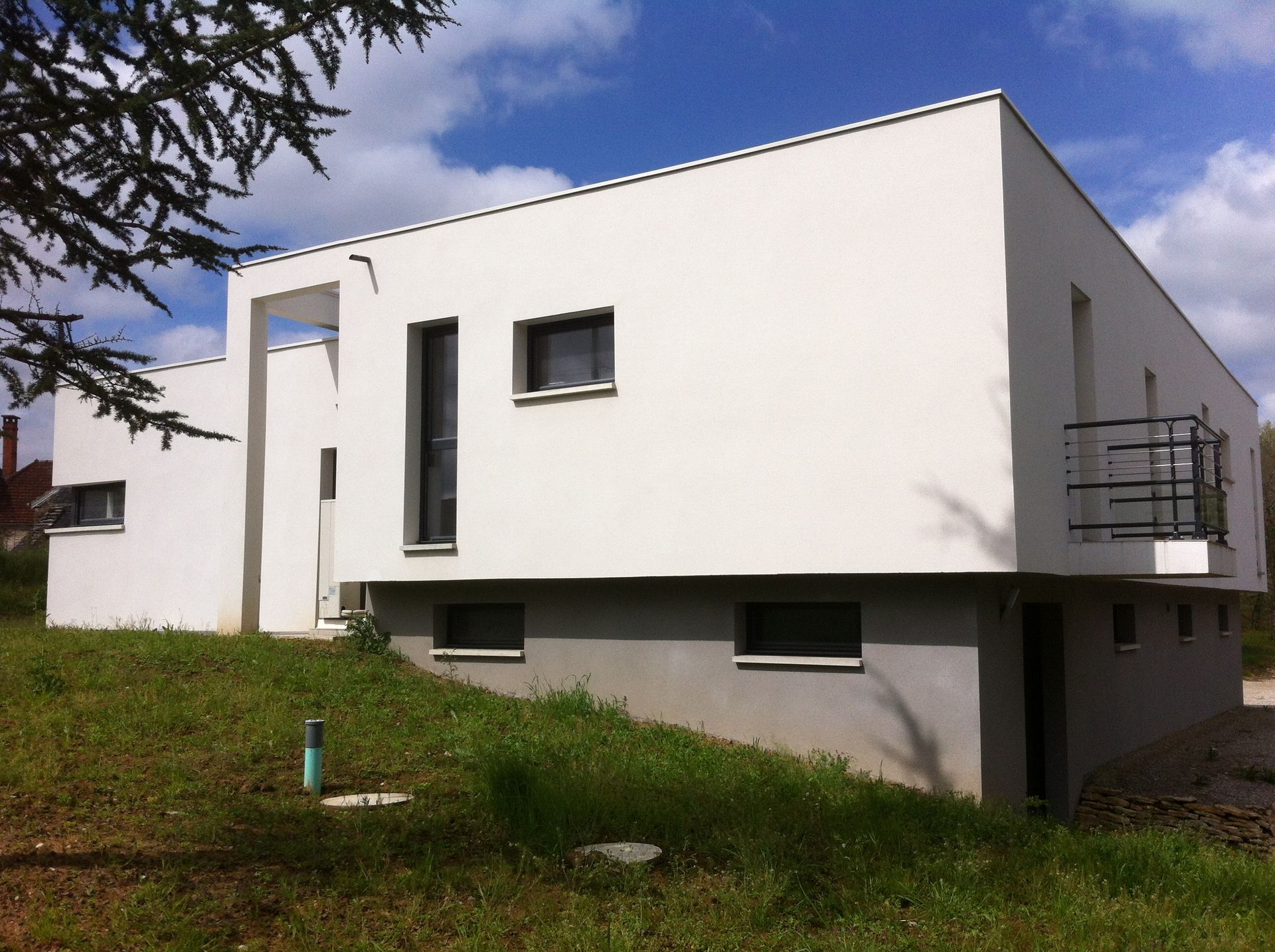 Façade de maison neuve et blanche