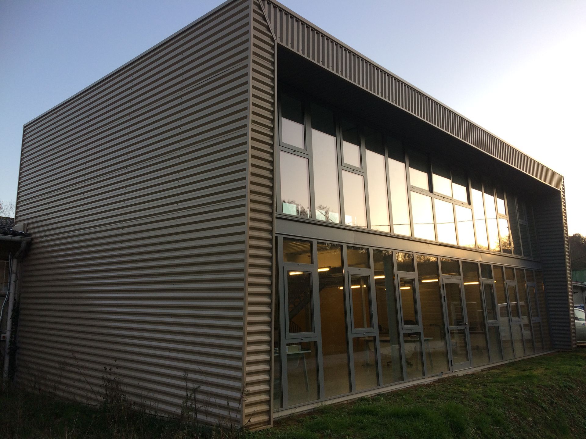 Façade de côté bâtiment tertiaire