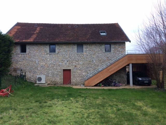 Façade de maison avec escalier en bois