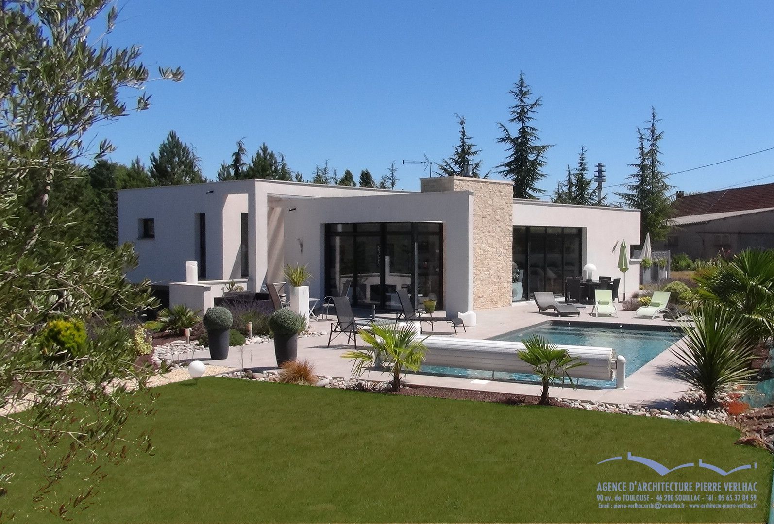 Maison neuve et moderne avec piscine