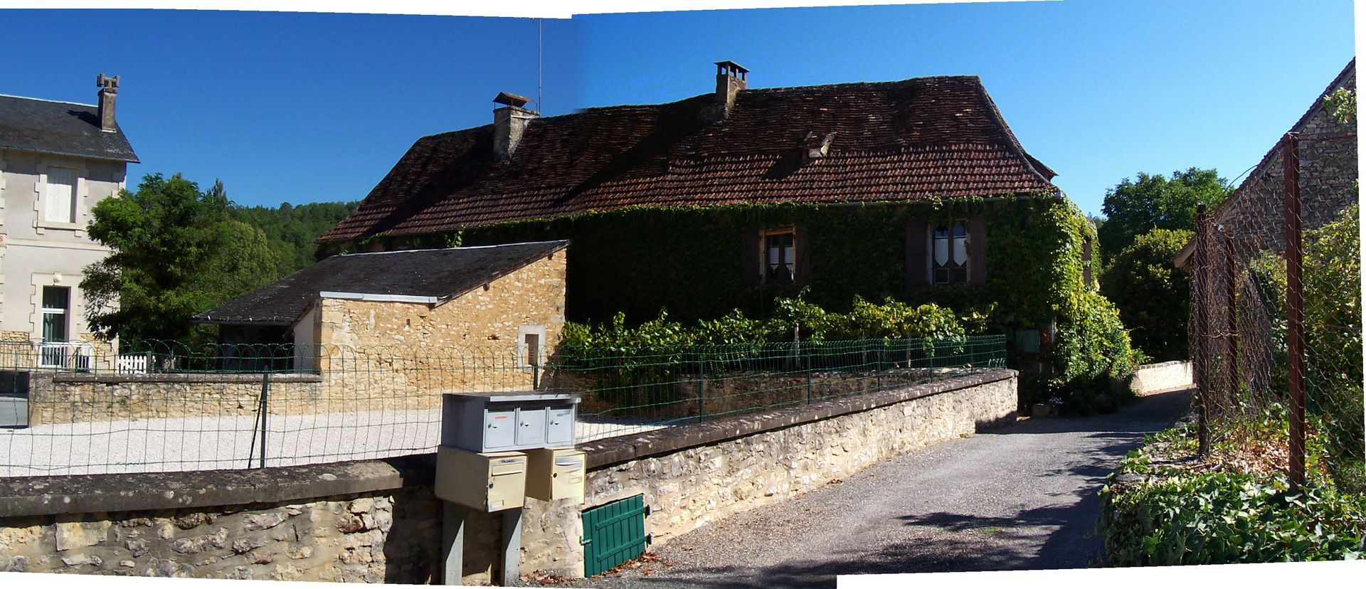 Clôture et boîtes au lettres