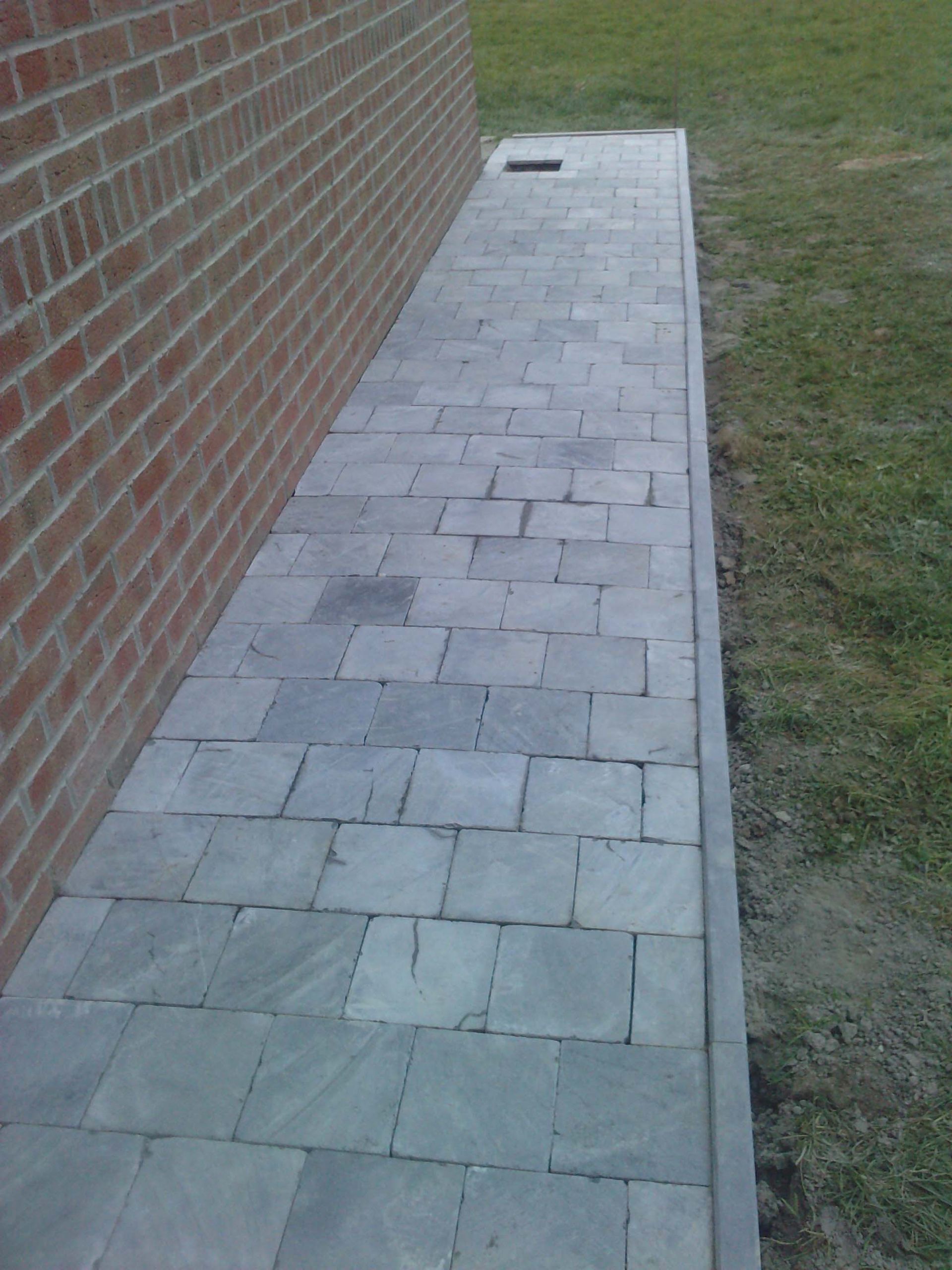 Allée en dalles bleues