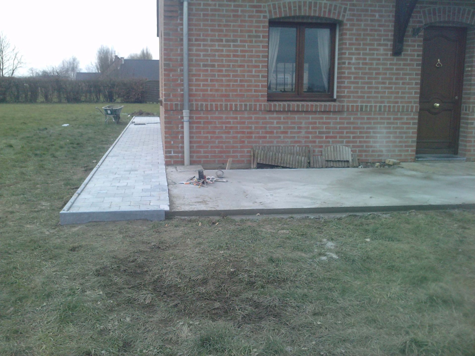 Allée en dalles bleues en cours de séchage