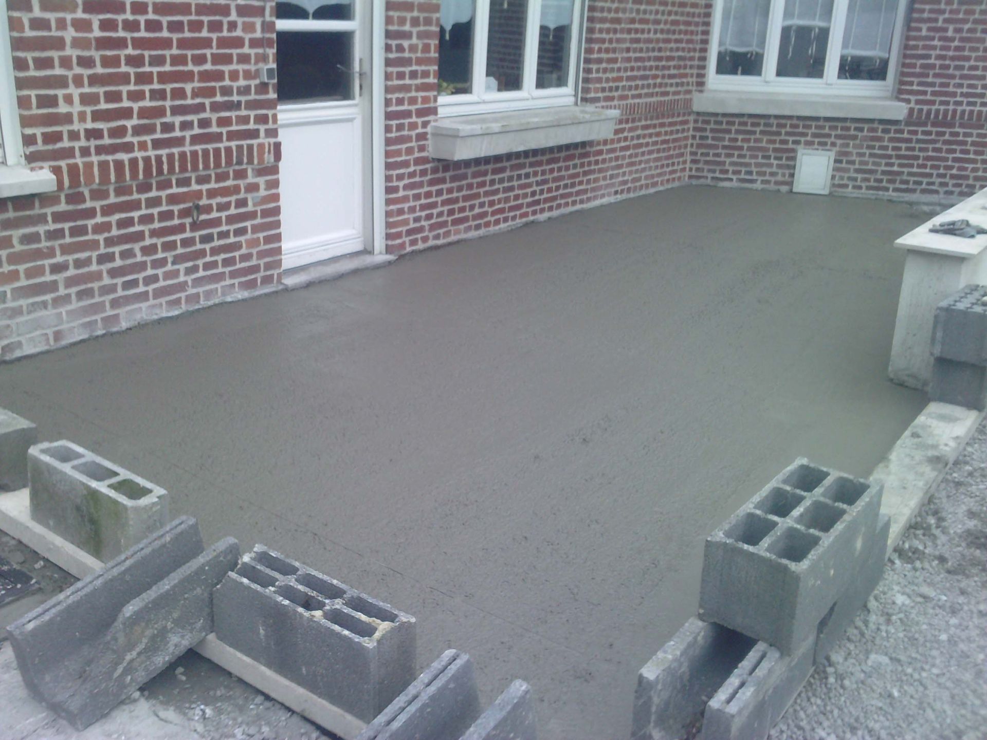 Chape de béton coulée en cours de séchage pour pose d'une terrasse