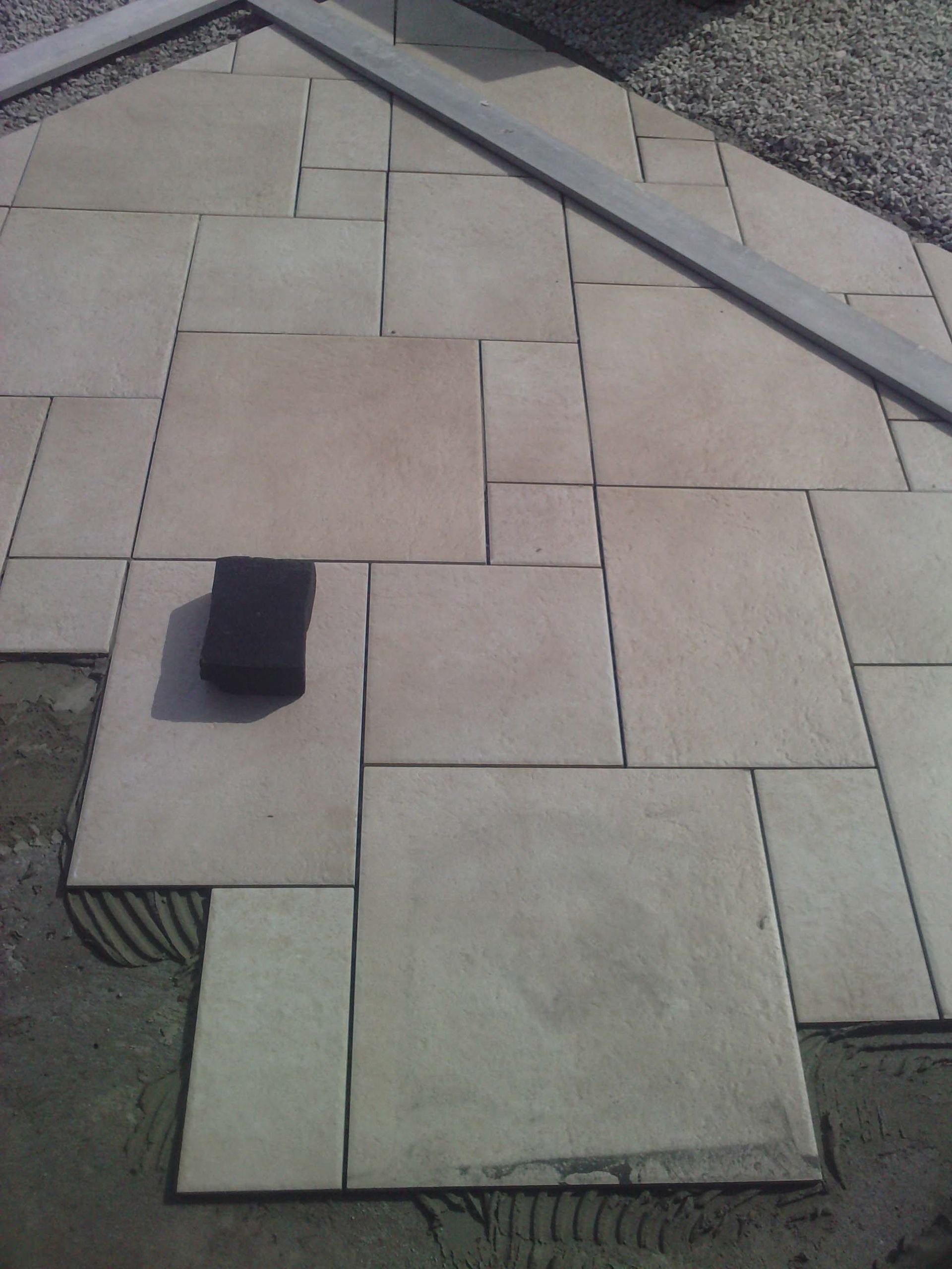 Pose de carrelage sur une terrasse