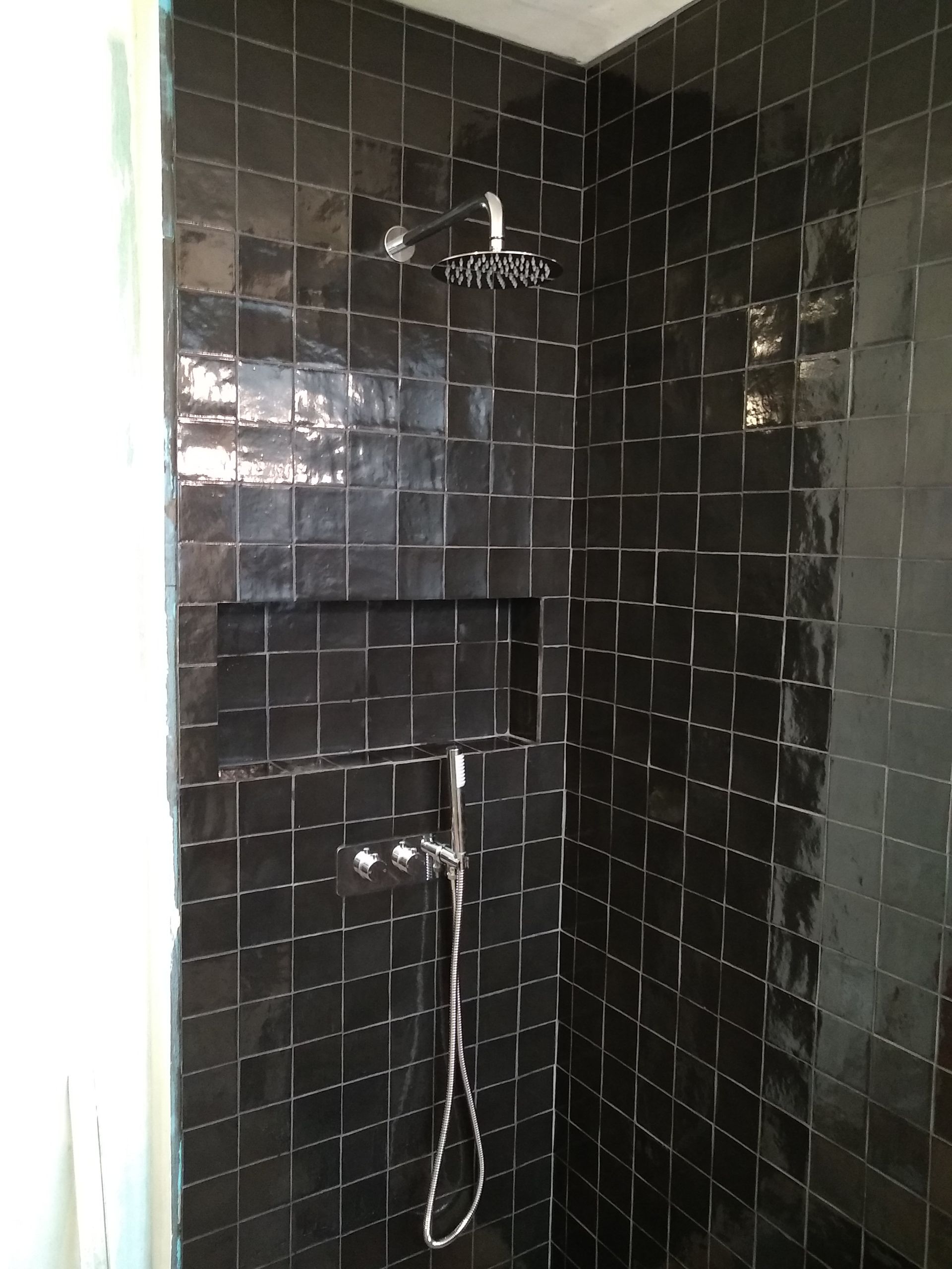 Salle de bain en noir et blanc rénovée