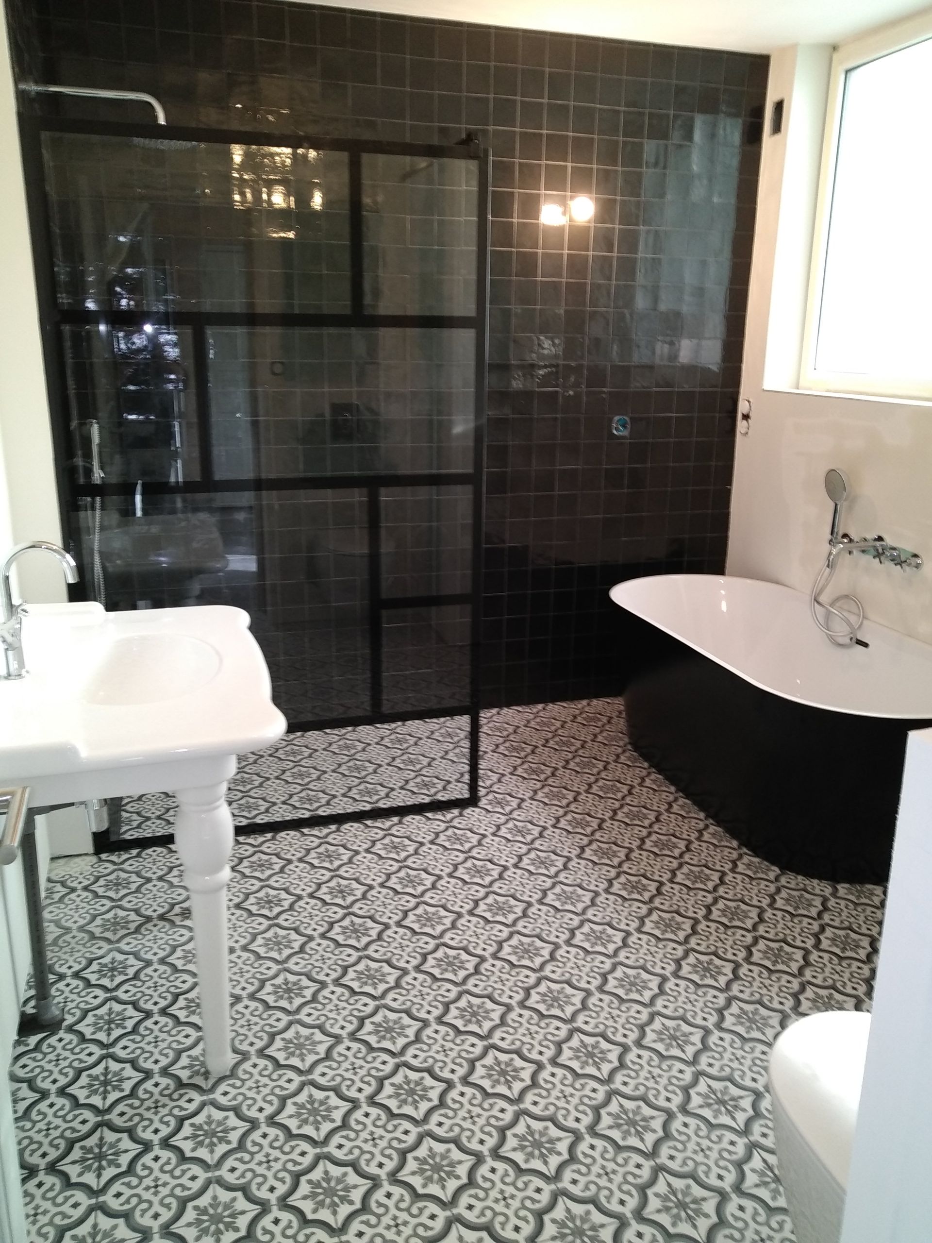 Salle de bain noire et blanche finie de rénover