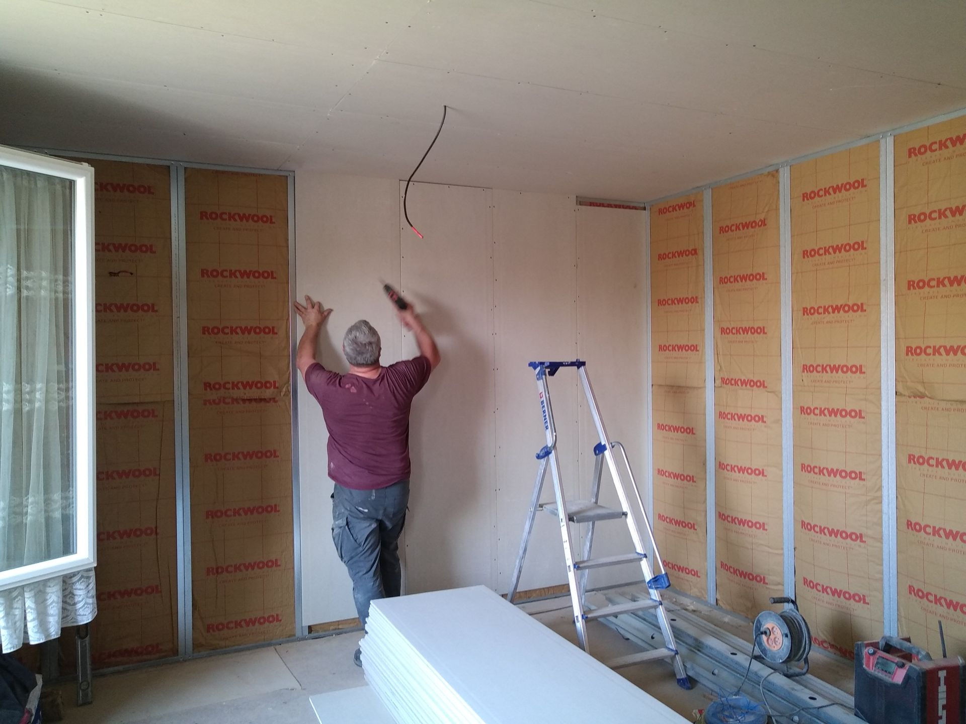 Ouvrier en train de poser une isolation intérieure