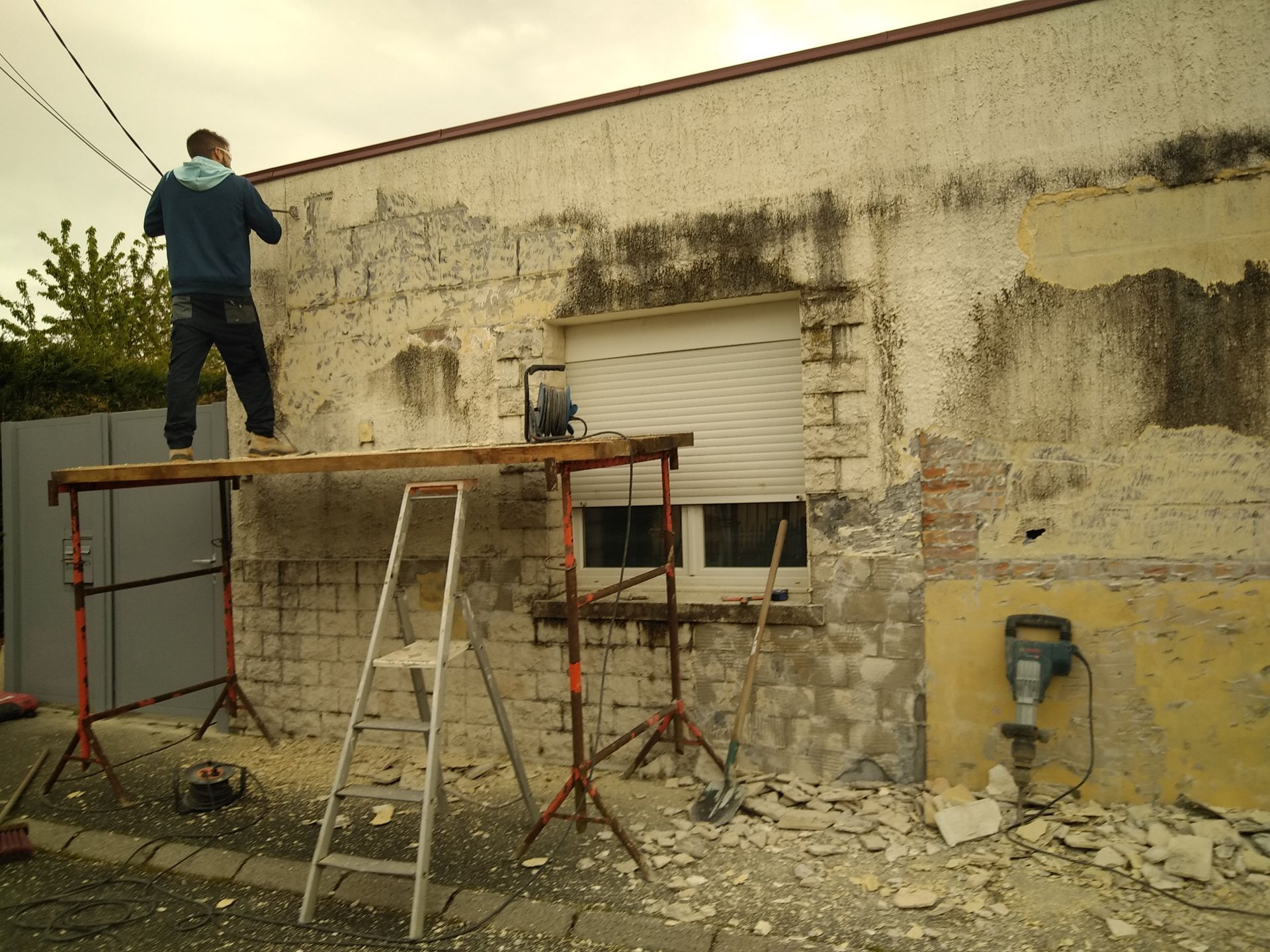 Retrait de l'ancien revêtement d'une façade de maison