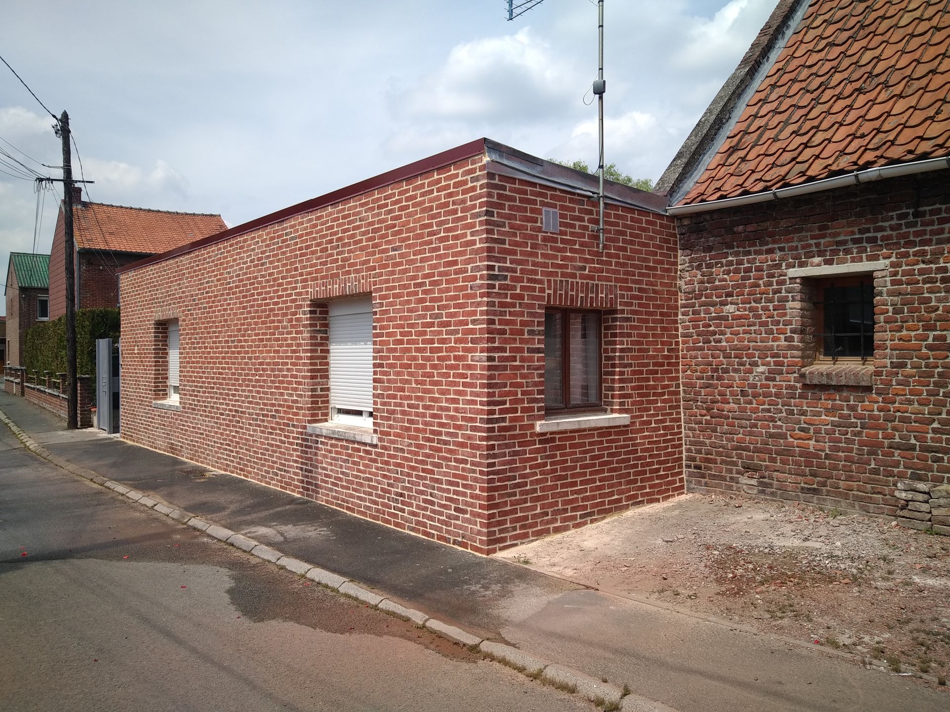 Chantier terminé d'une maison à la façade de briques rouges