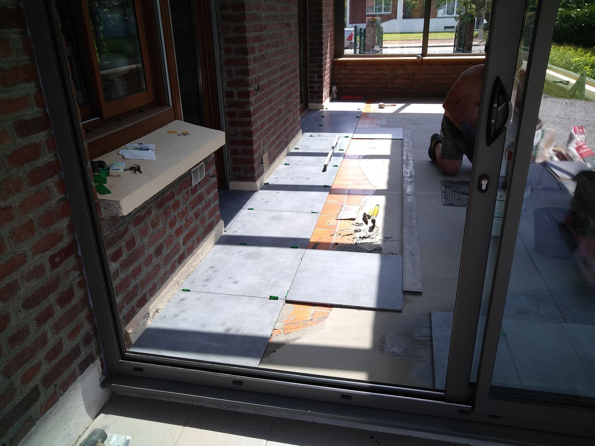 Pose de carrelage pour la rénovation d'une véranda