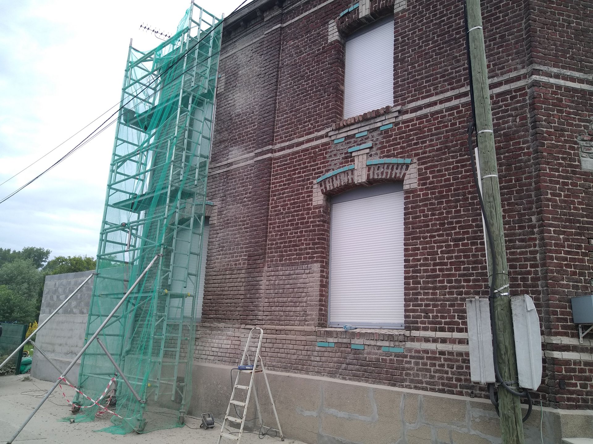Chantier d'une maison à la façade de briques rouges