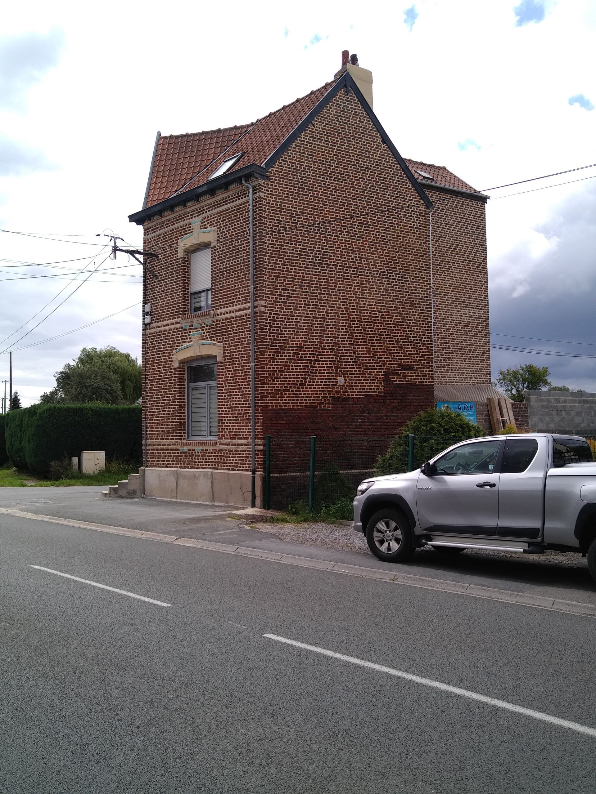 Façade d'une maison en briques rouges