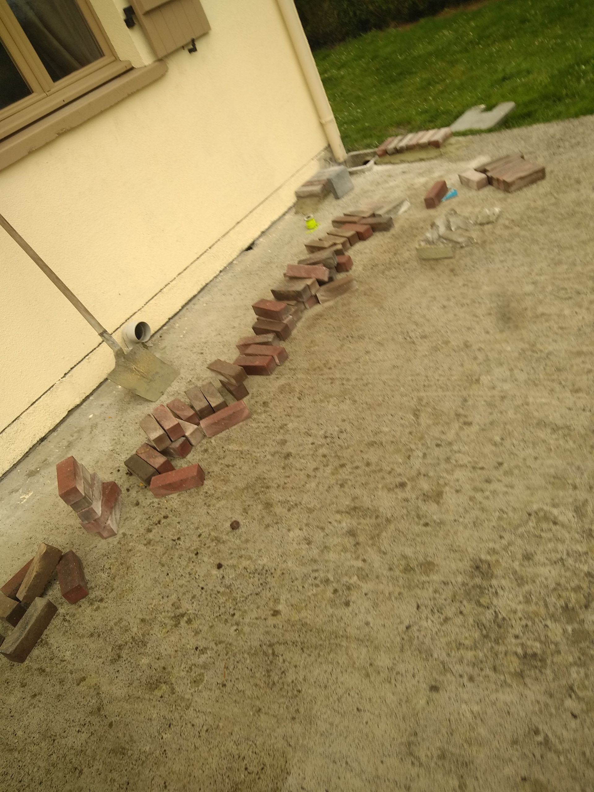 Début de chantier d'une terrasse en pavés