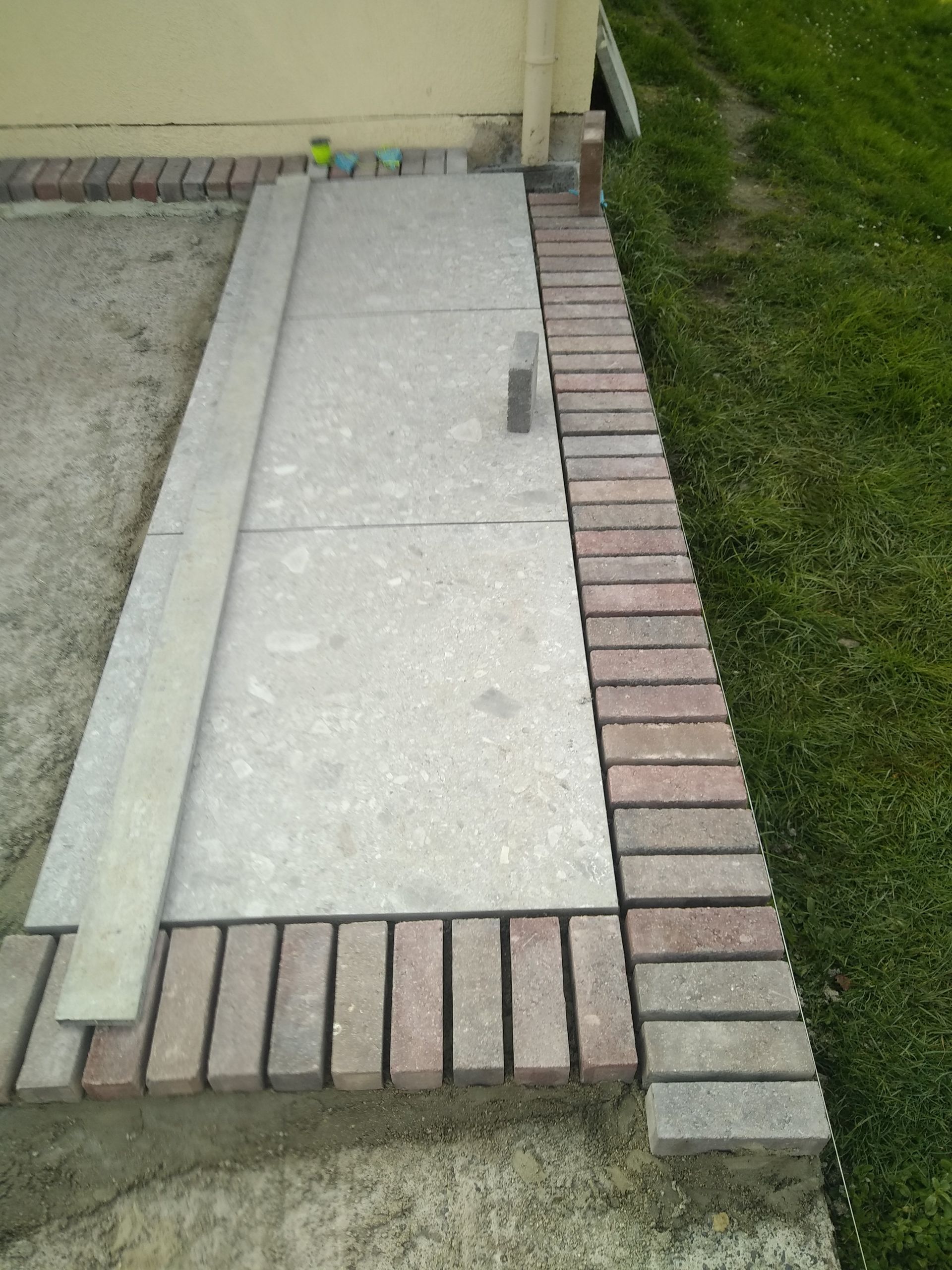 Chantier en cours d'une terrasse de carrelage et pavés