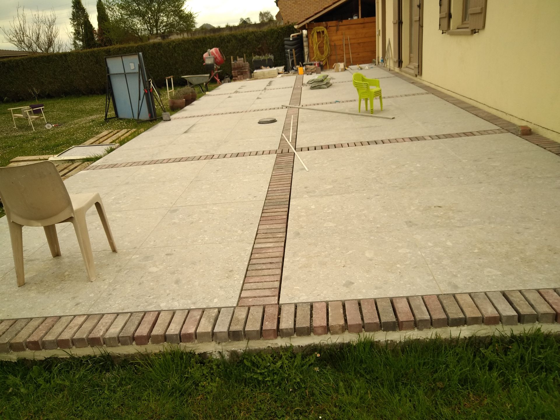 Terrasse en carrelage et pavés