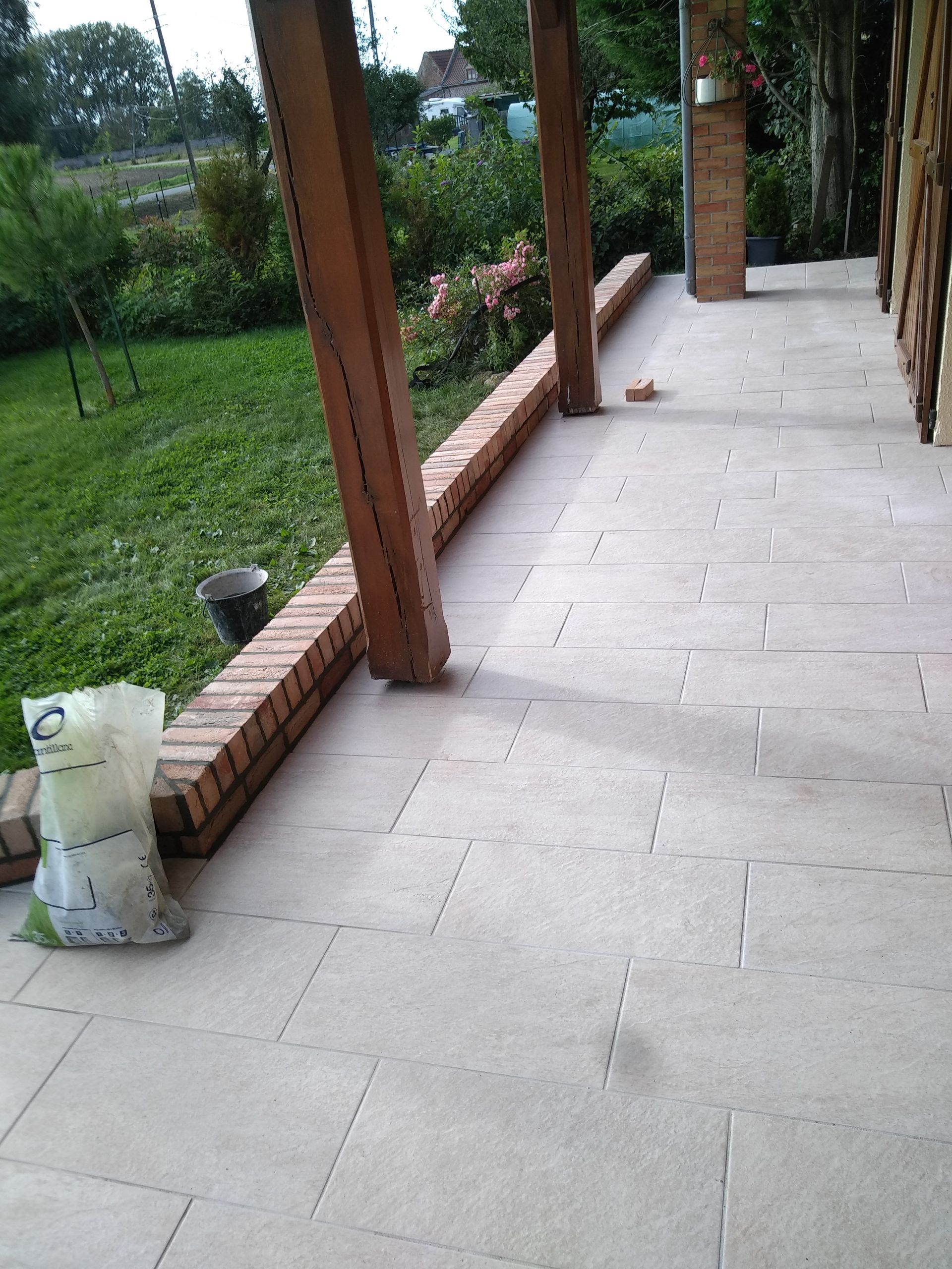 terrasse en dalles grises