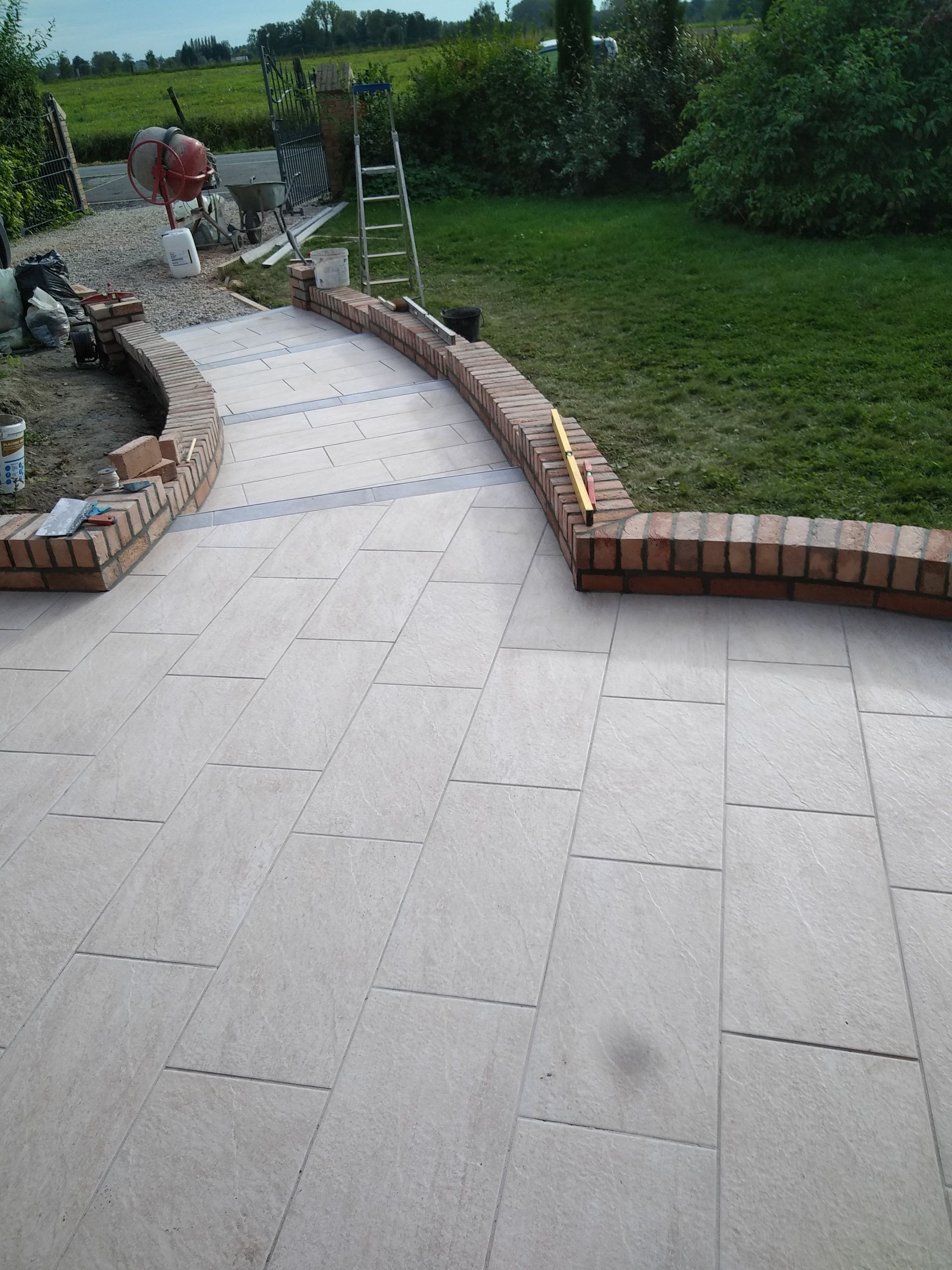 Allée en dalles grises