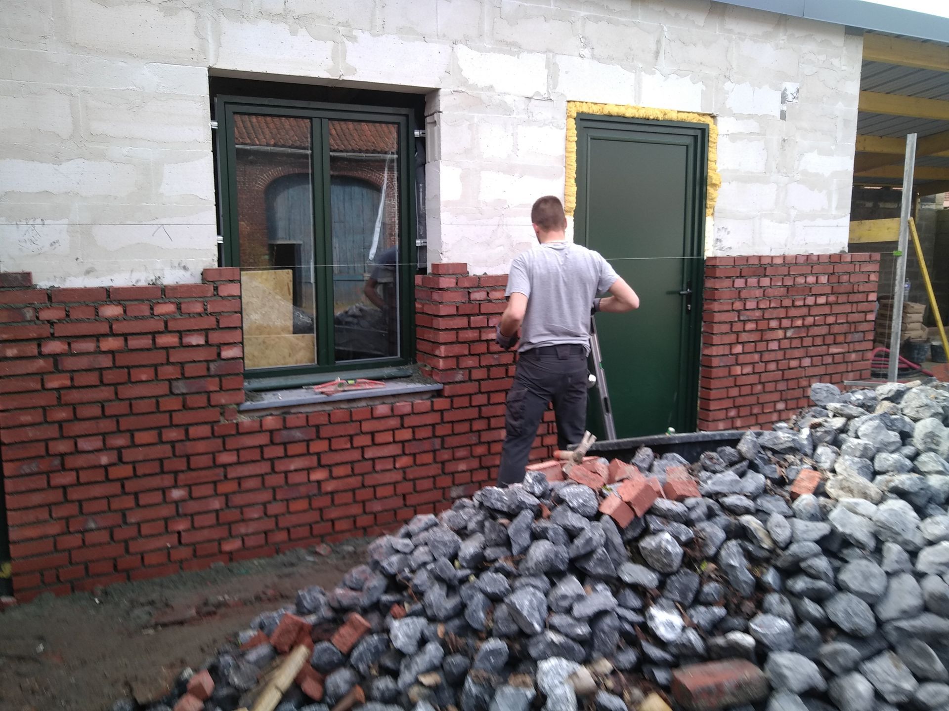 isolation extérieure et ravalement de façade d'une maison avec des briques rouges